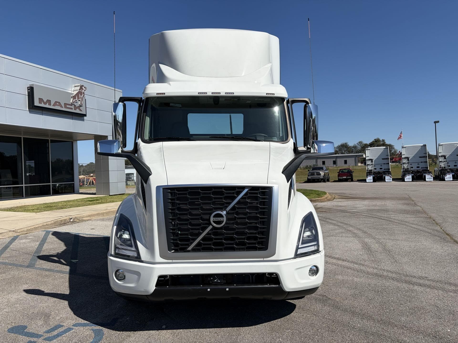 2026 Volvo VNR 640 — photo 2