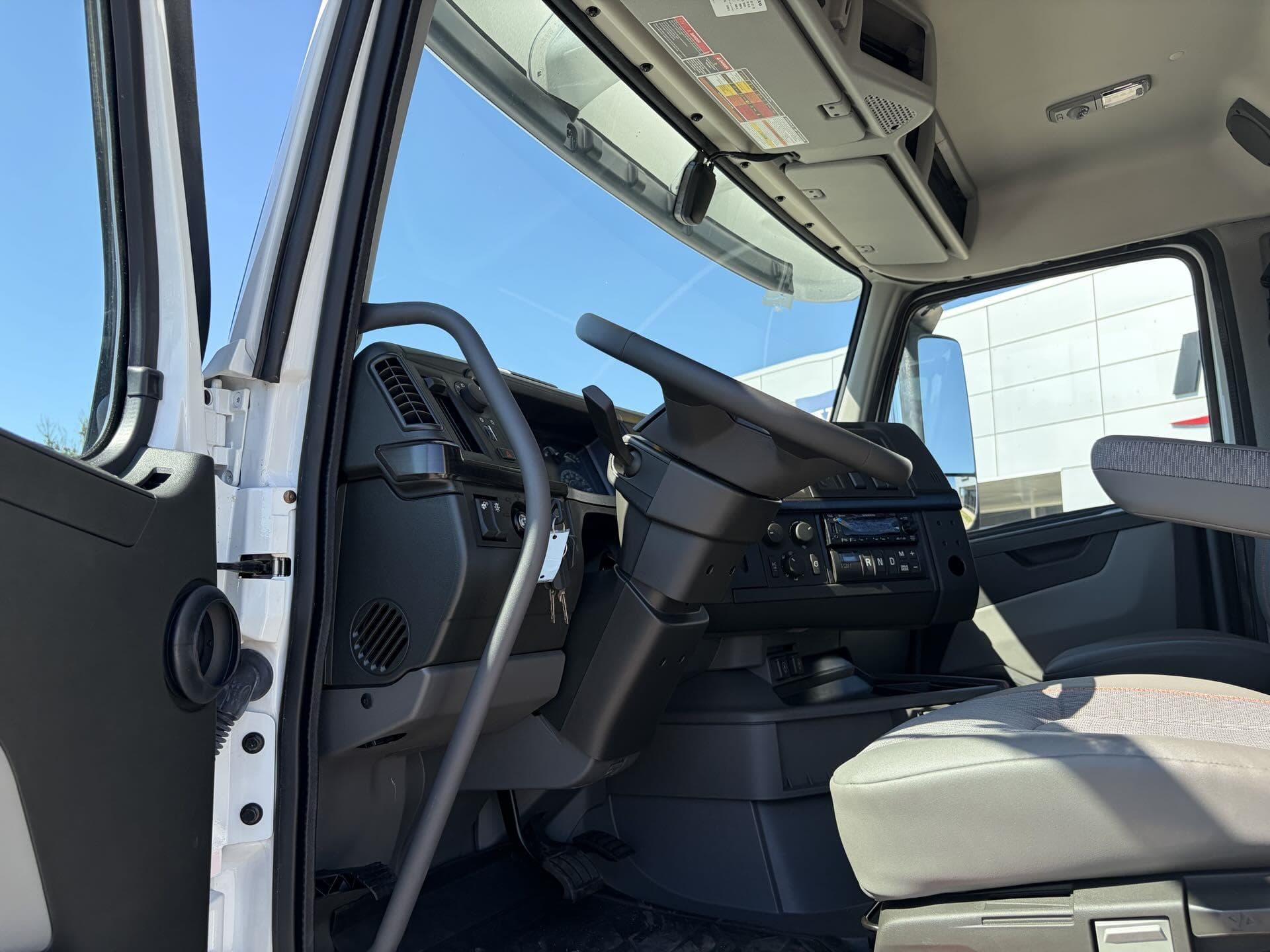 2026 Volvo VNR 640 — photo 11