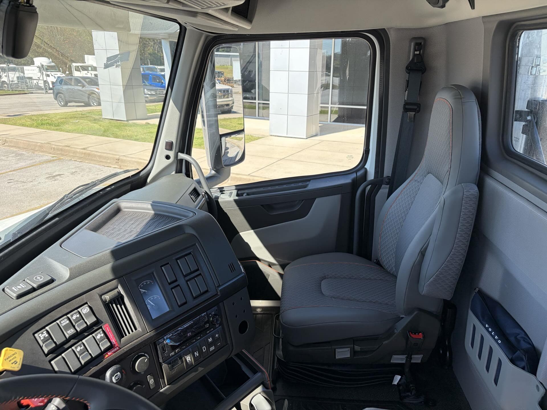 2026 Volvo VNR 640 — photo 12