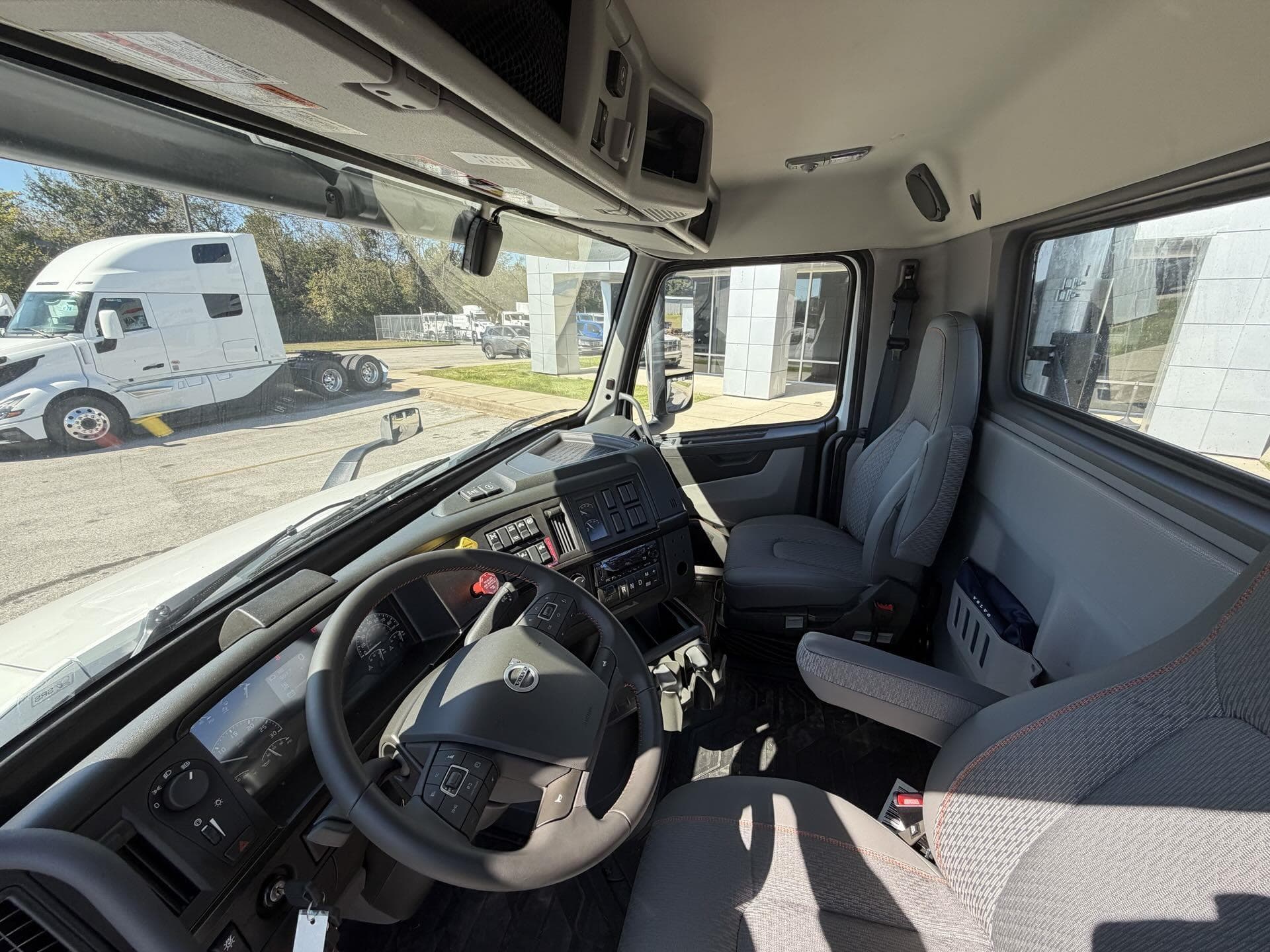 2026 Volvo VNR 640 — photo 14