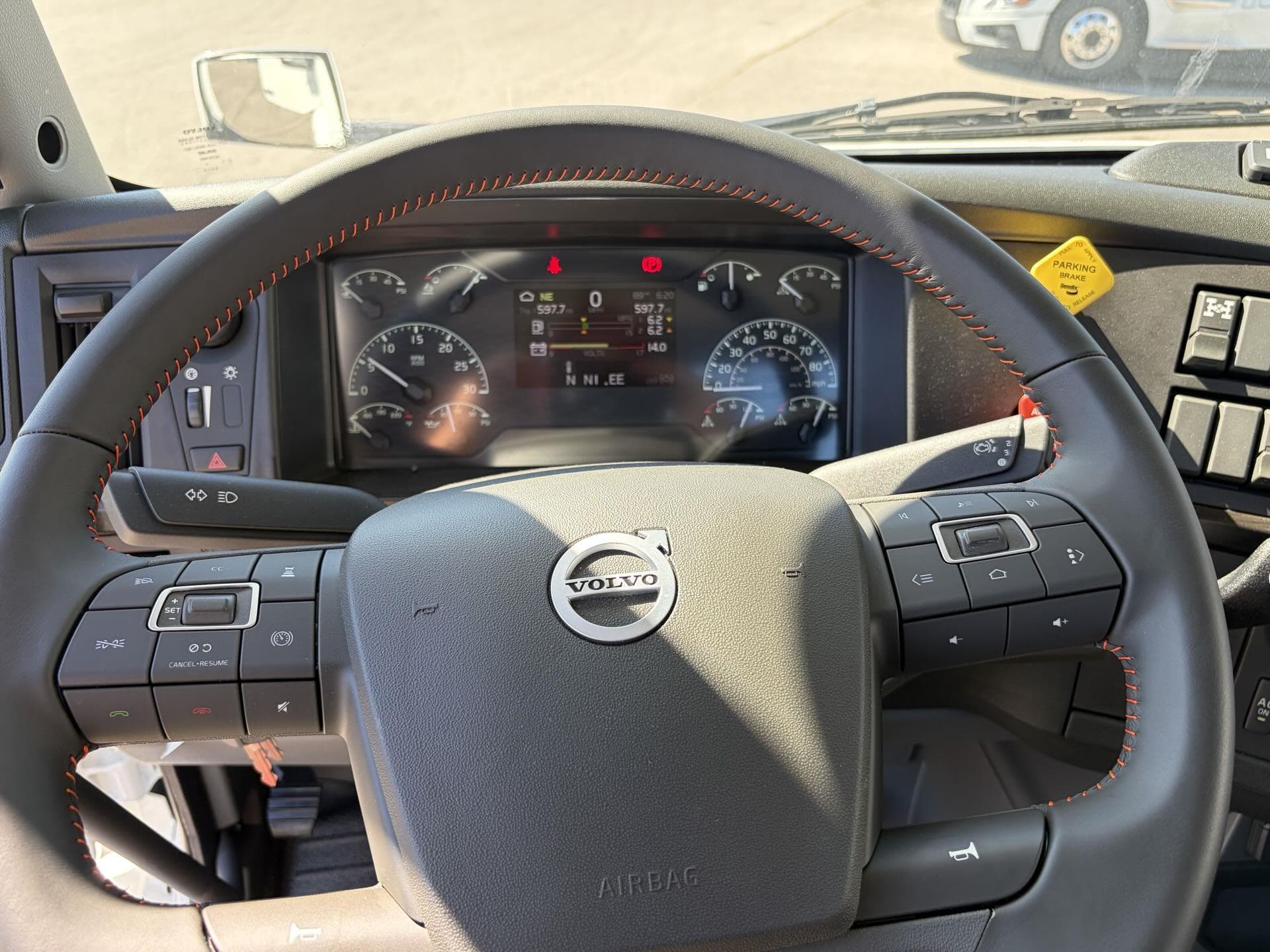 2026 Volvo VNR 640 — photo 15