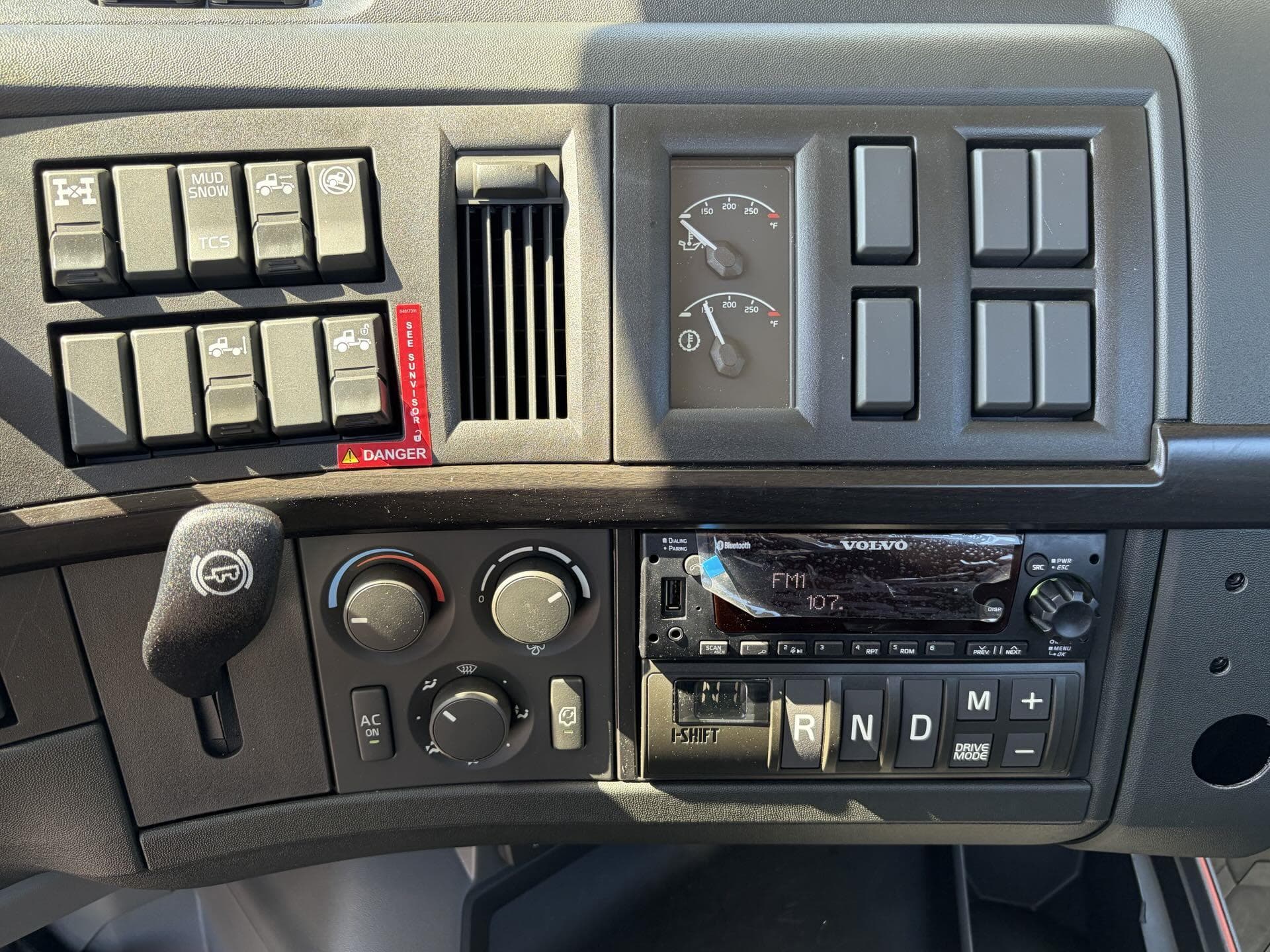 2026 Volvo VNR 640 — photo 16