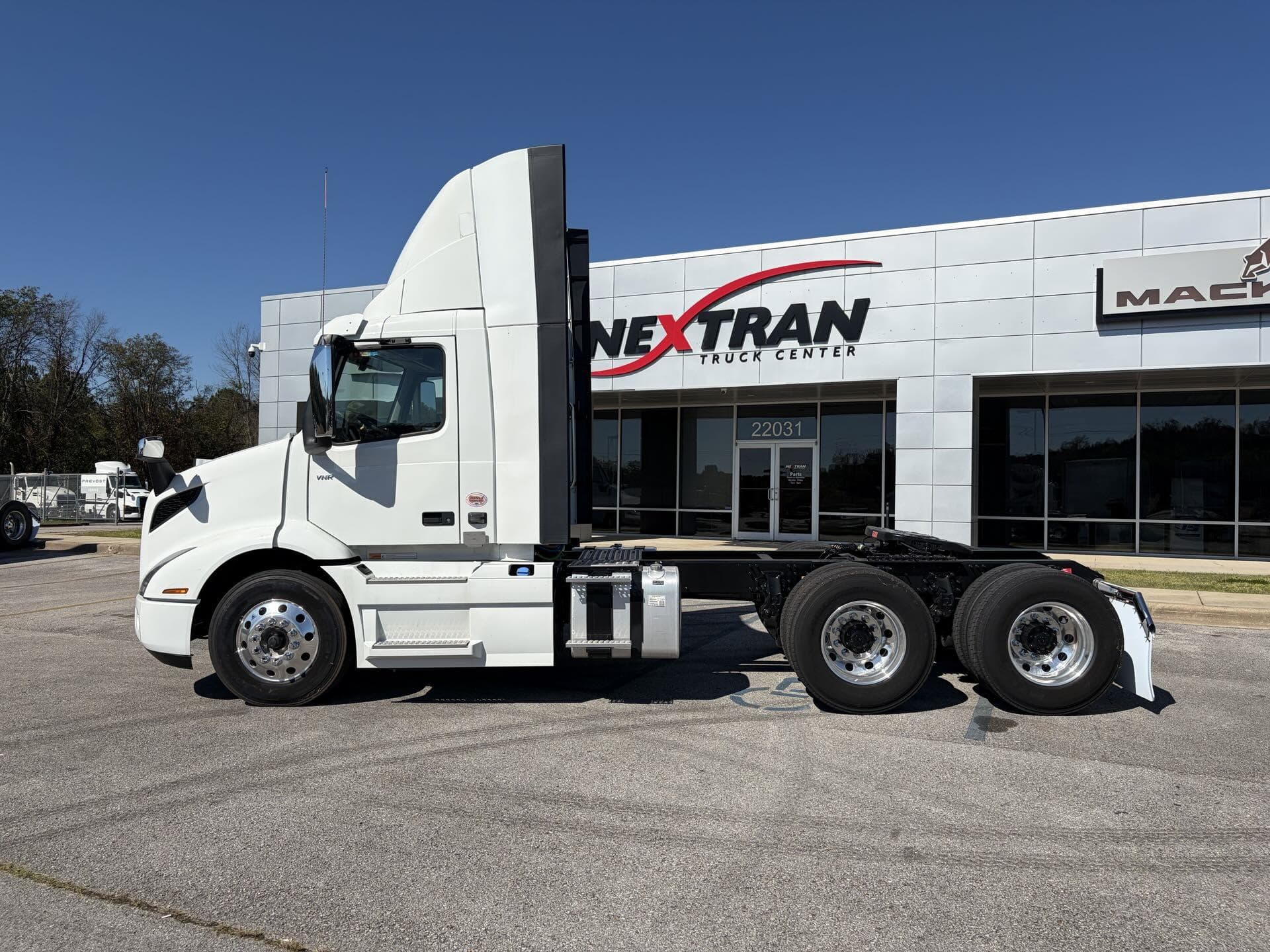 2026 Volvo VNR 640 — photo 8