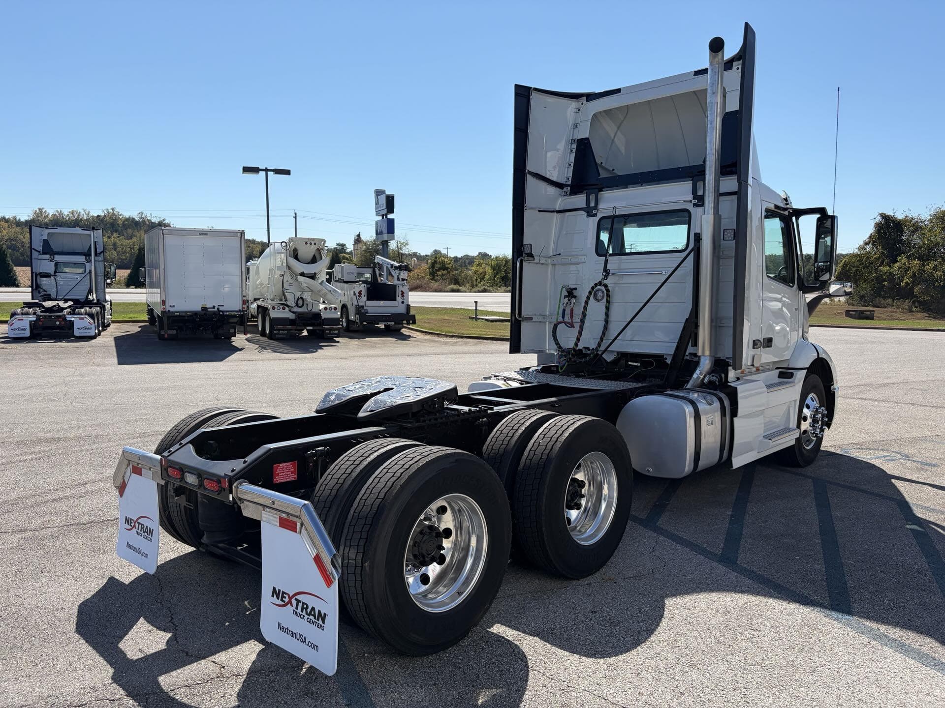 2026 Volvo VNR 640 — photo 4