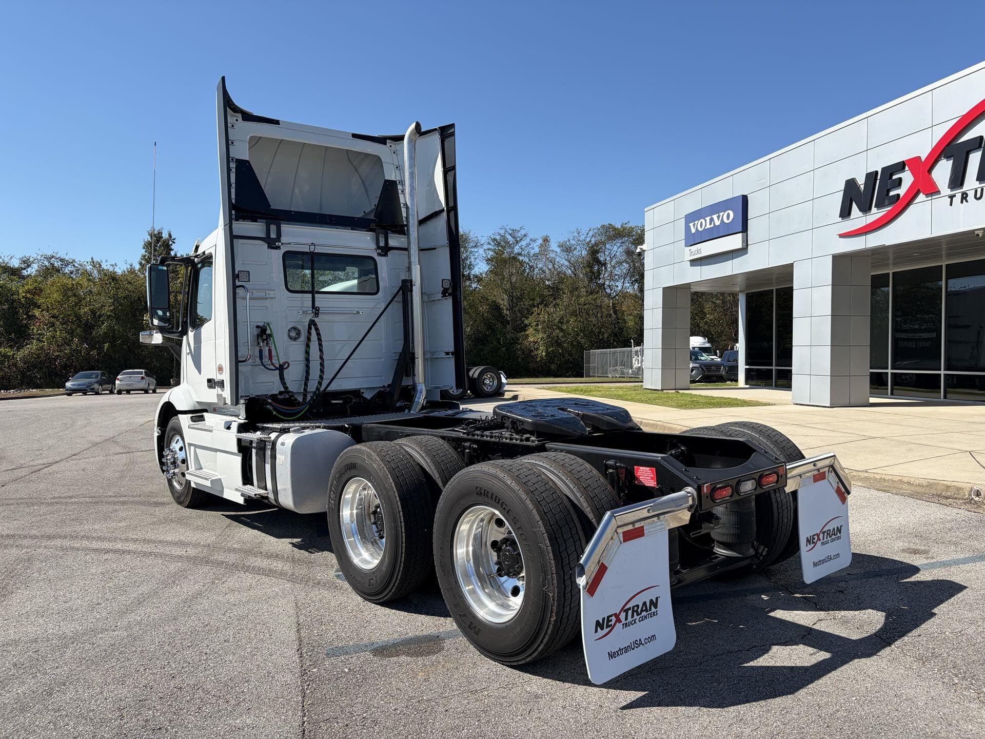 2026 Volvo VNR 640 — photo 6