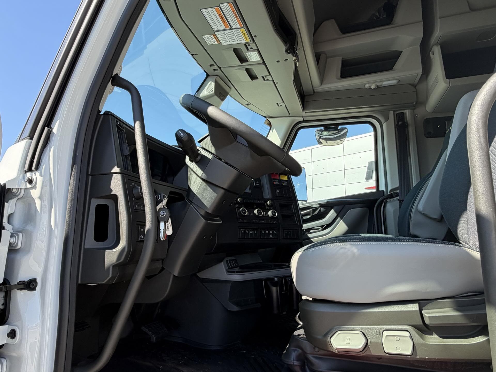 2026 Volvo VNL 860 — photo 13