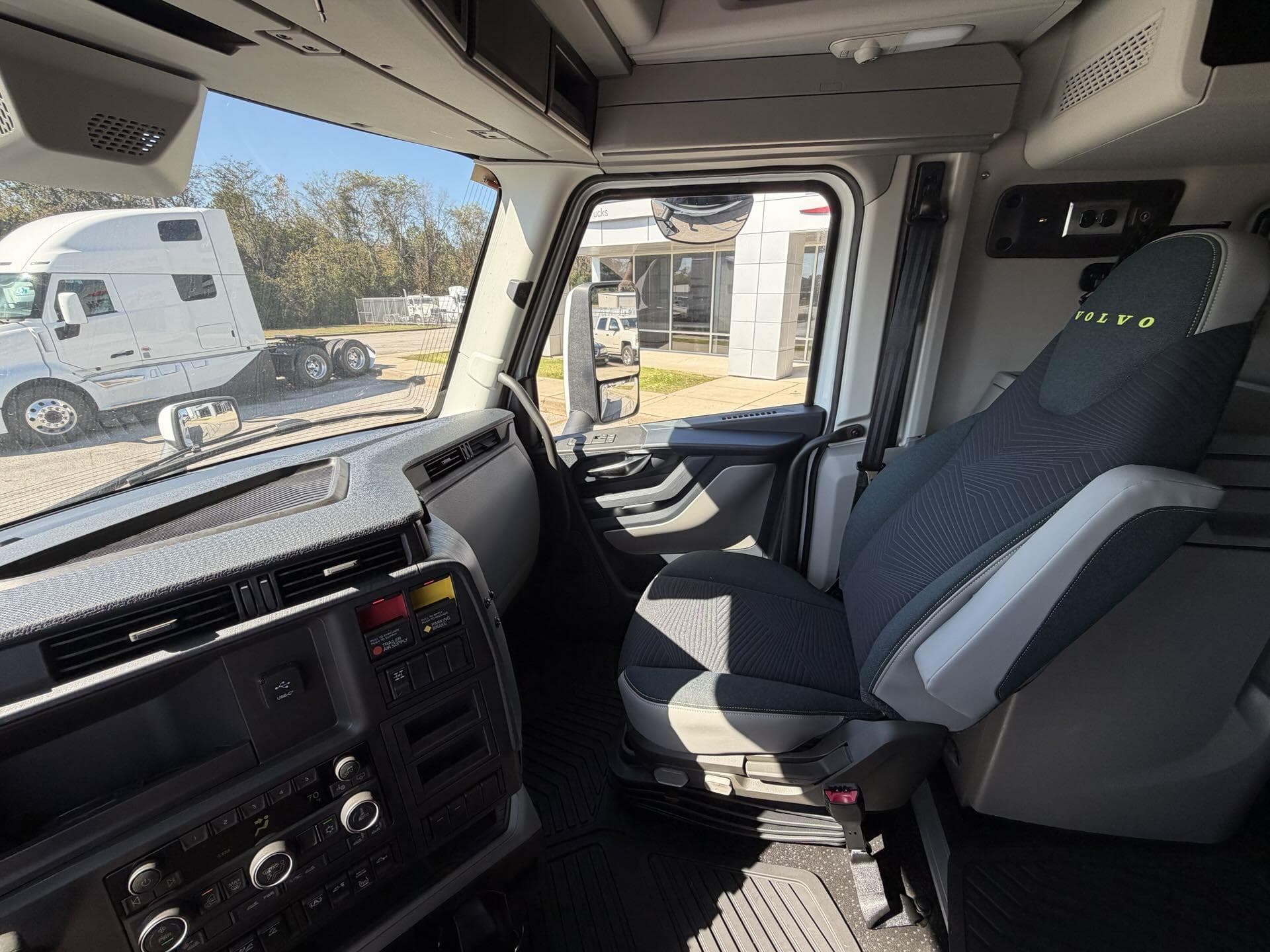 2026 Volvo VNL 860 — photo 18