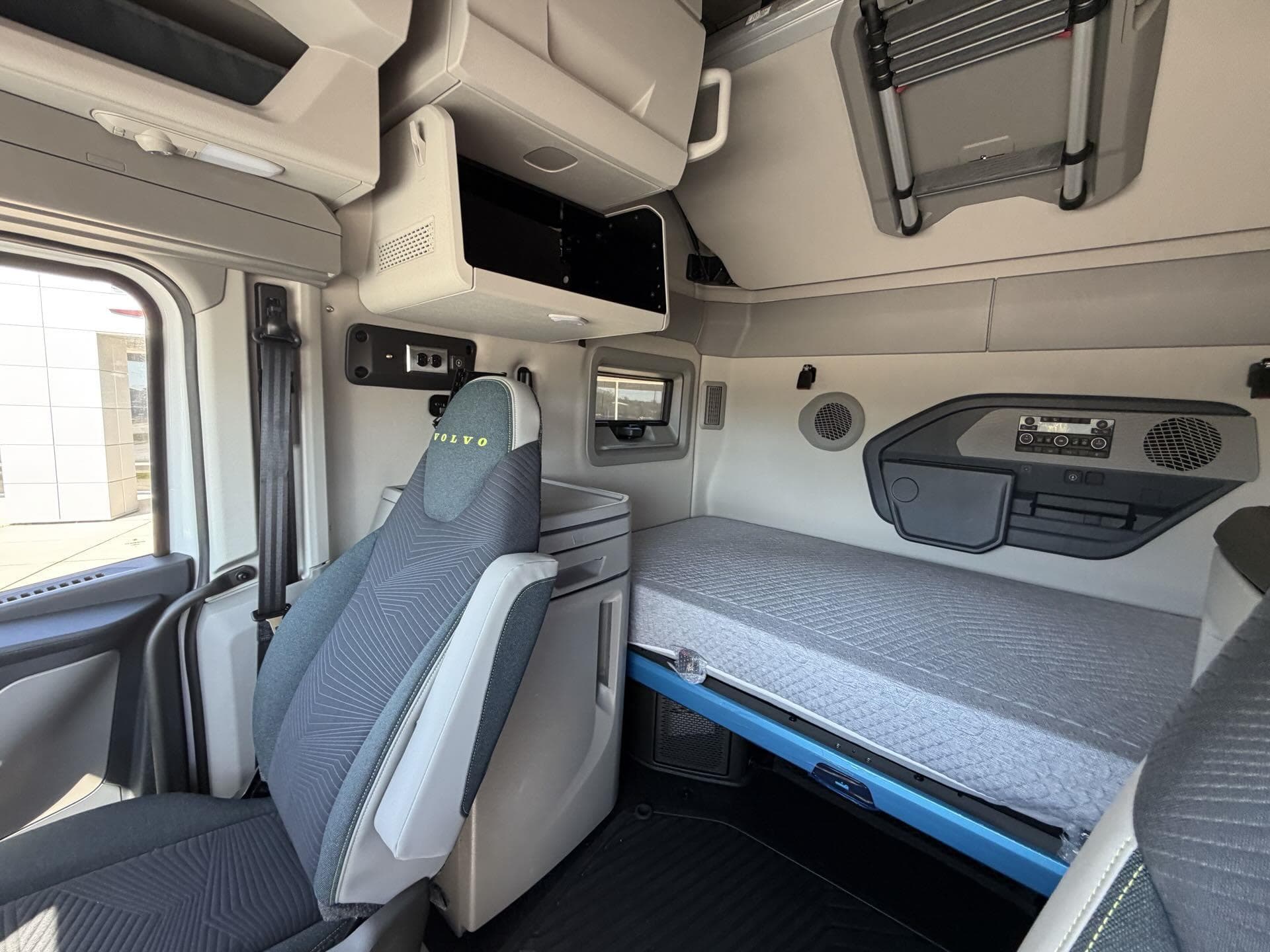 2026 Volvo VNL 860 — photo 20