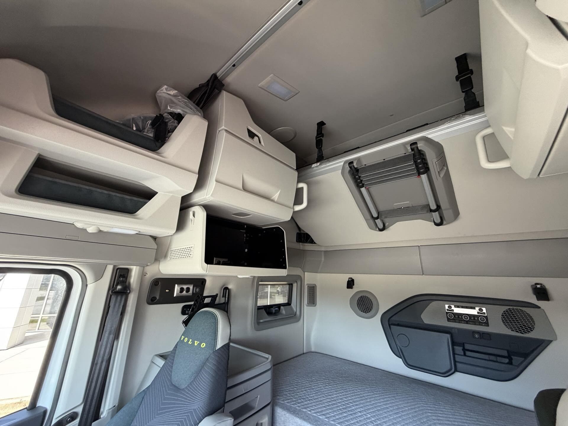 2026 Volvo VNL 860 — photo 22