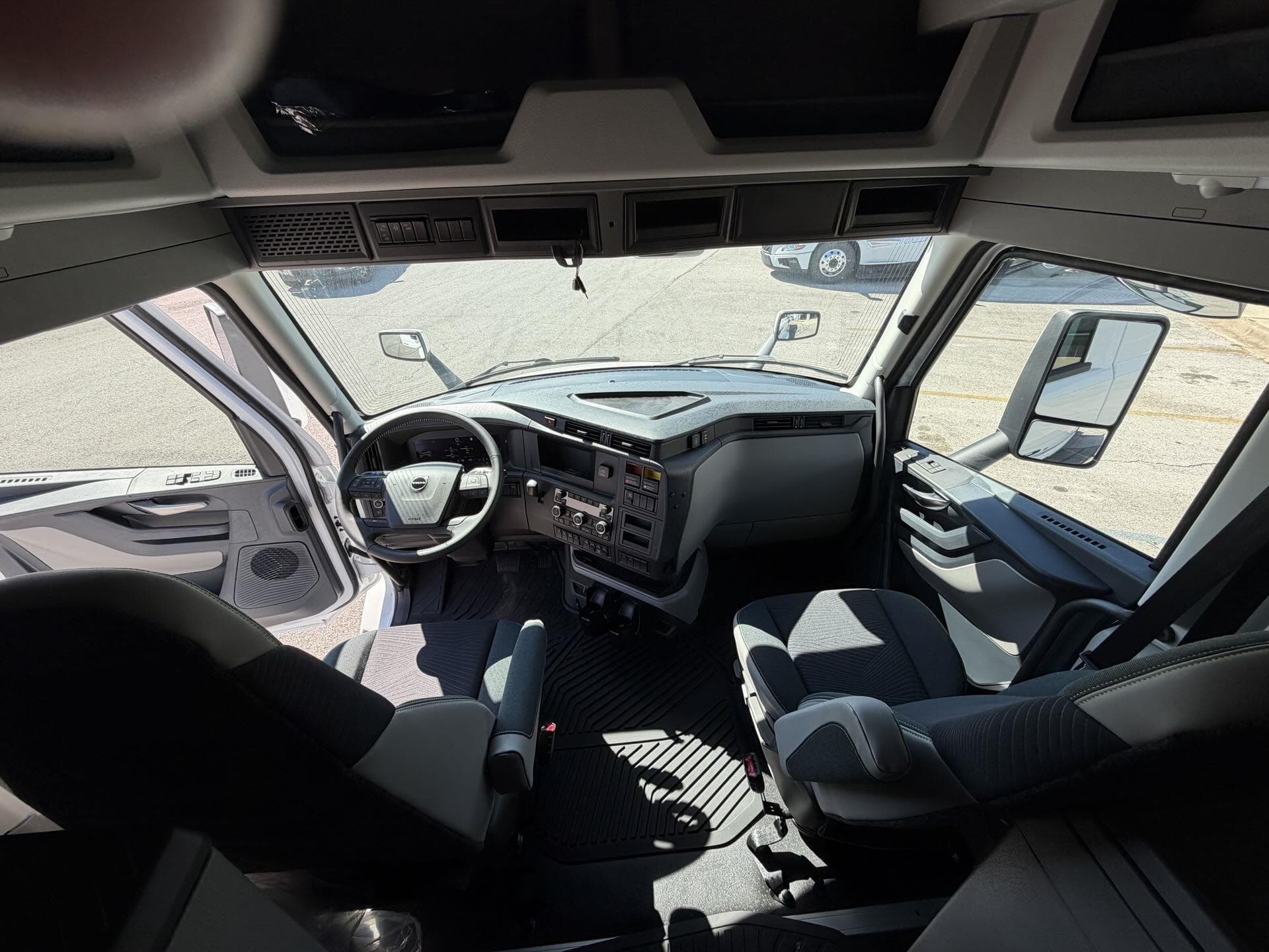 2026 Volvo VNL 860 — photo 28