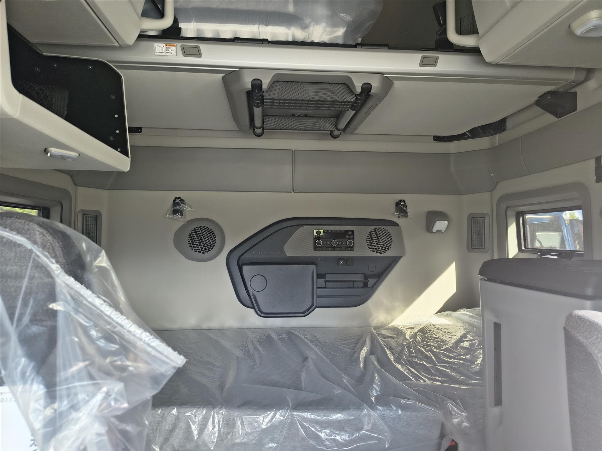 2026 Volvo VNL 860 — photo 10