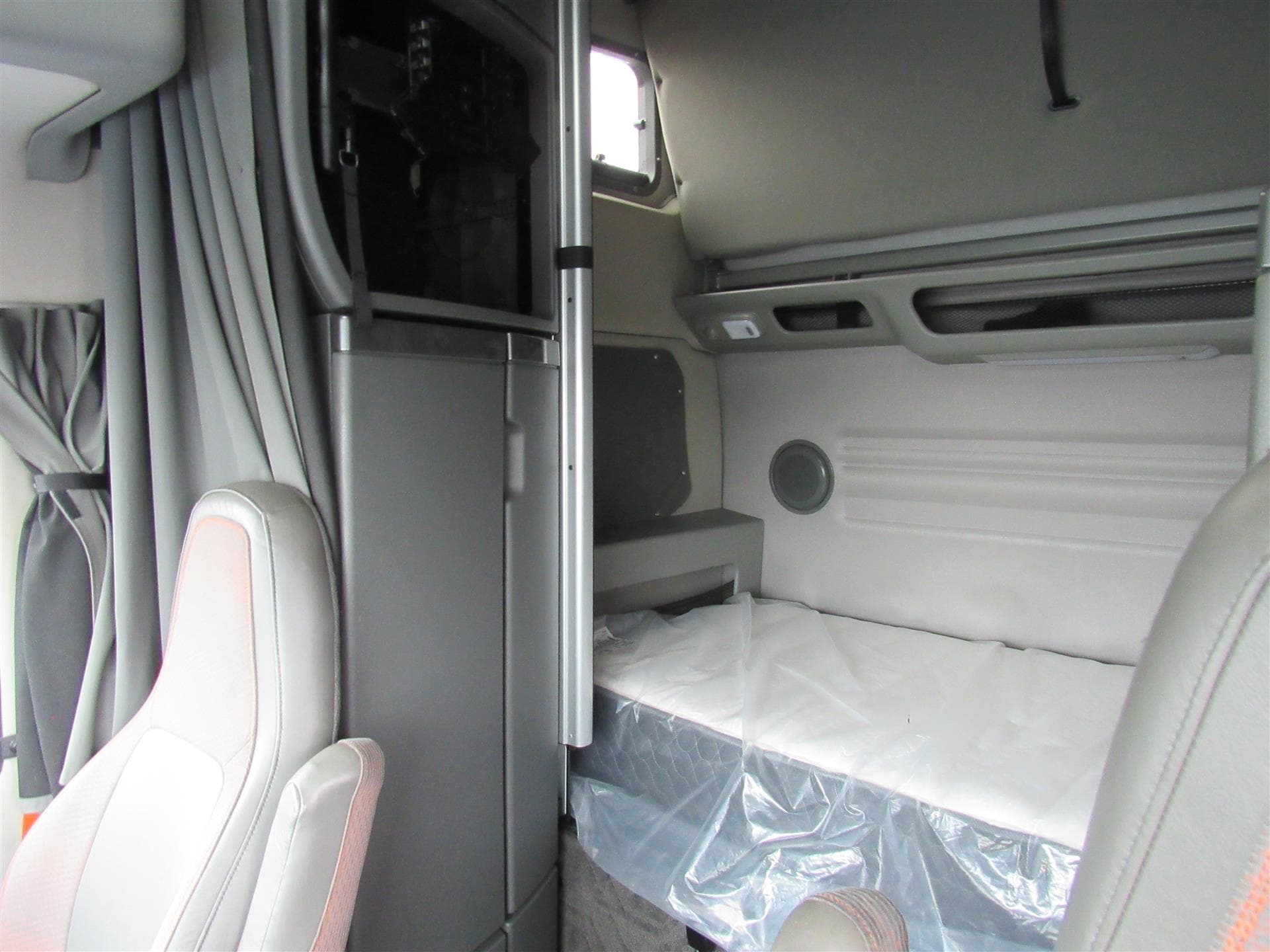 2024 Volvo VNL 860 — photo 18