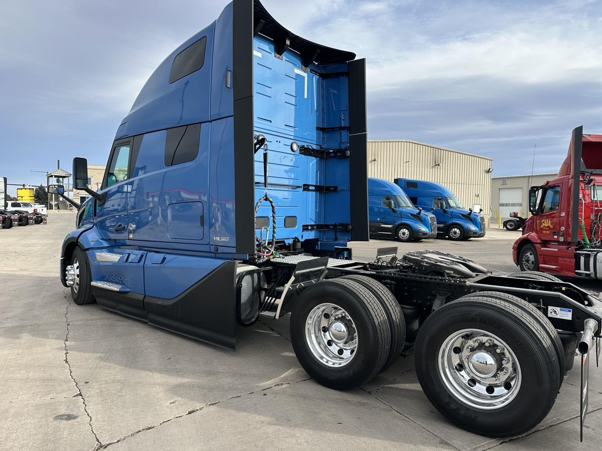 2026 Volvo VNL 860 — photo 4