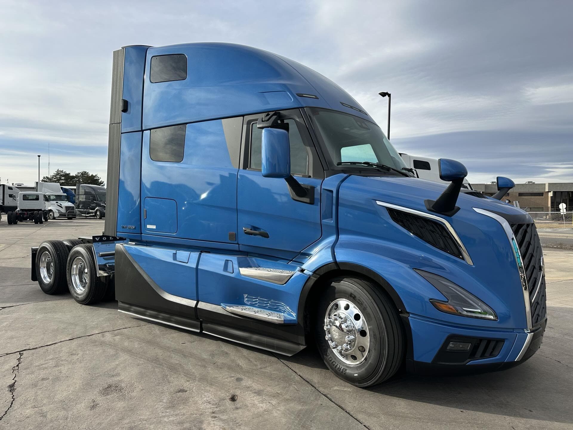2026 Volvo VNL 860 — photo 2