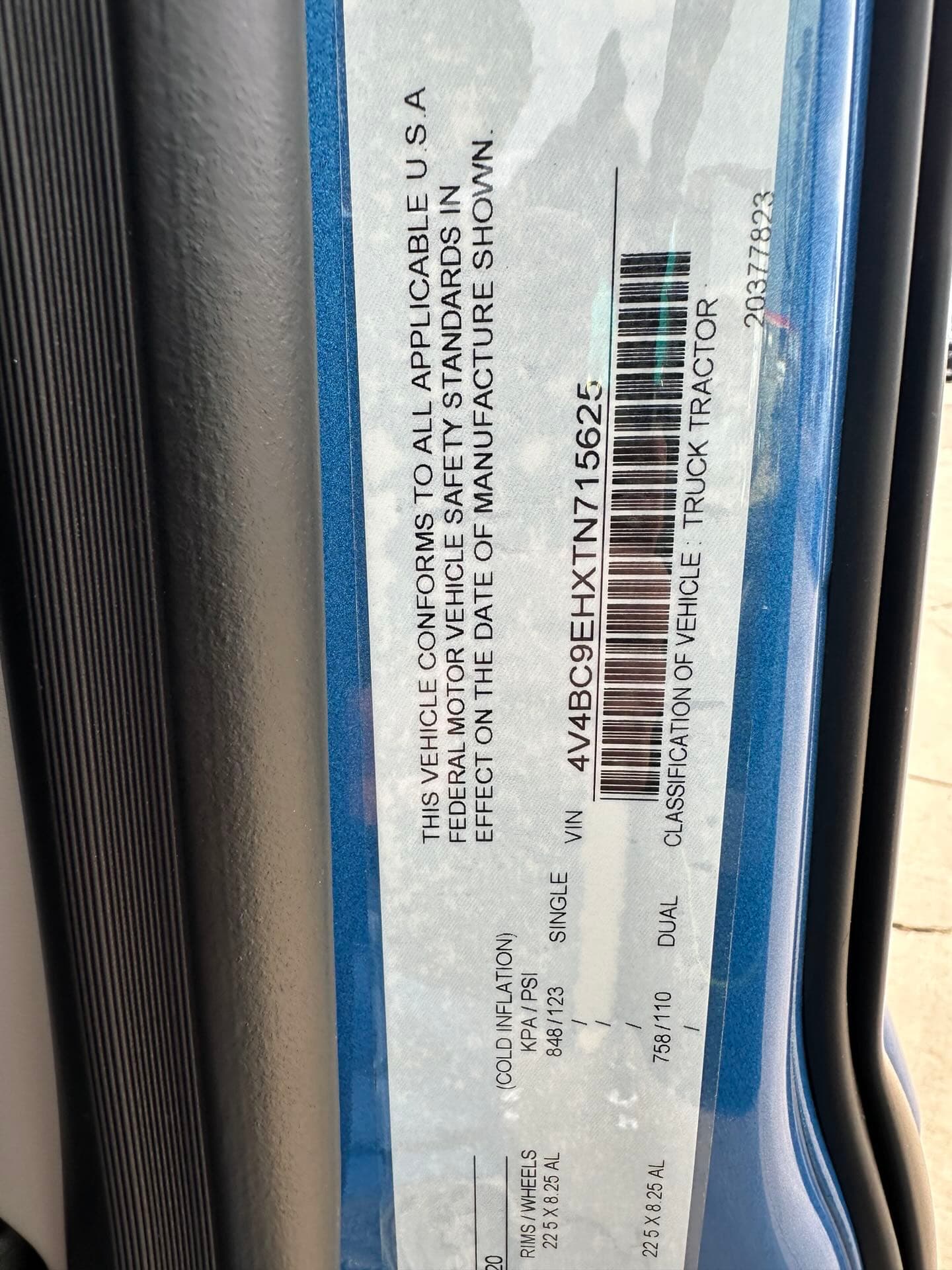 2026 Volvo VNL 860 — photo 8