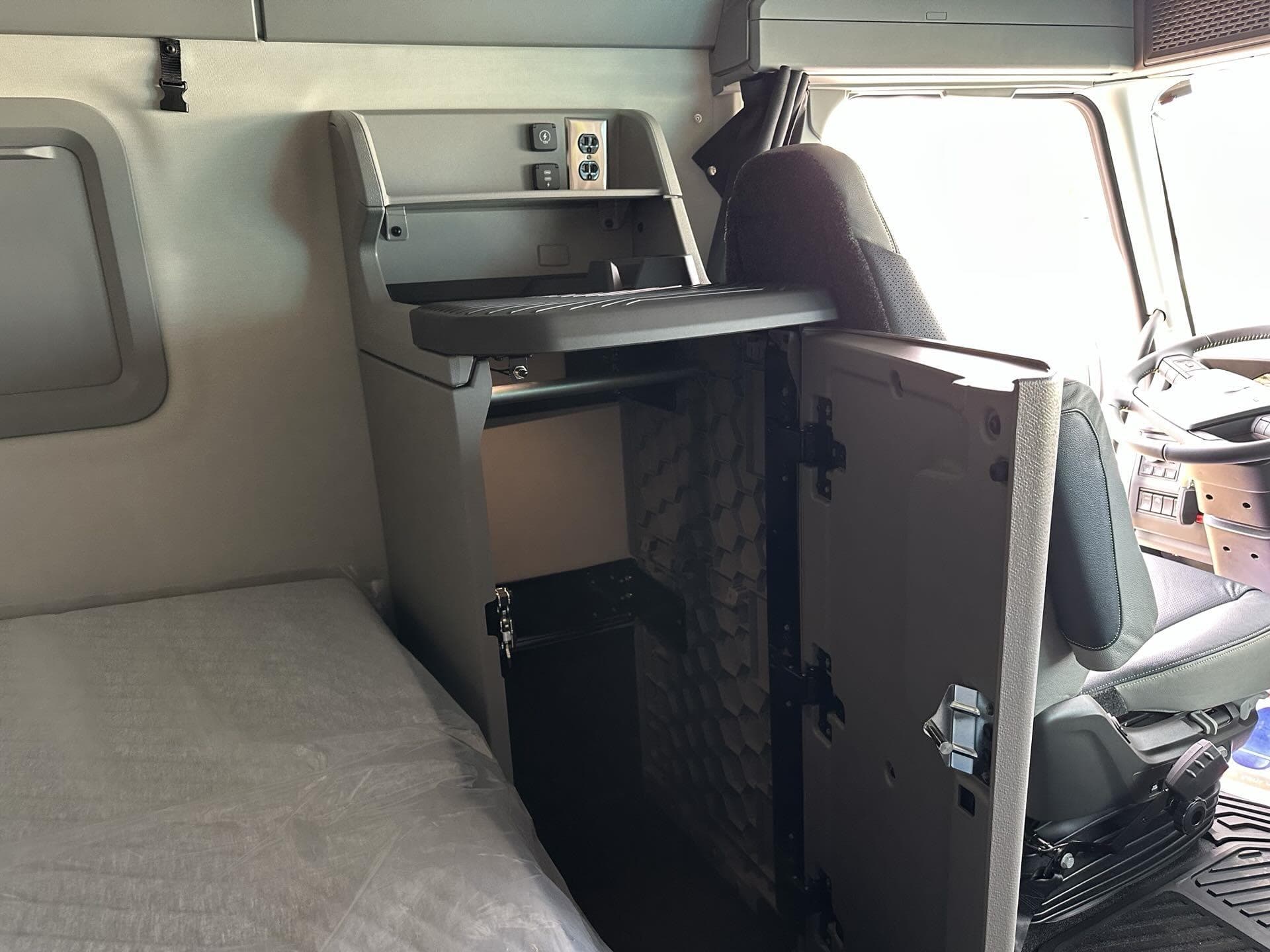 2026 Volvo VNL 860 — photo 11