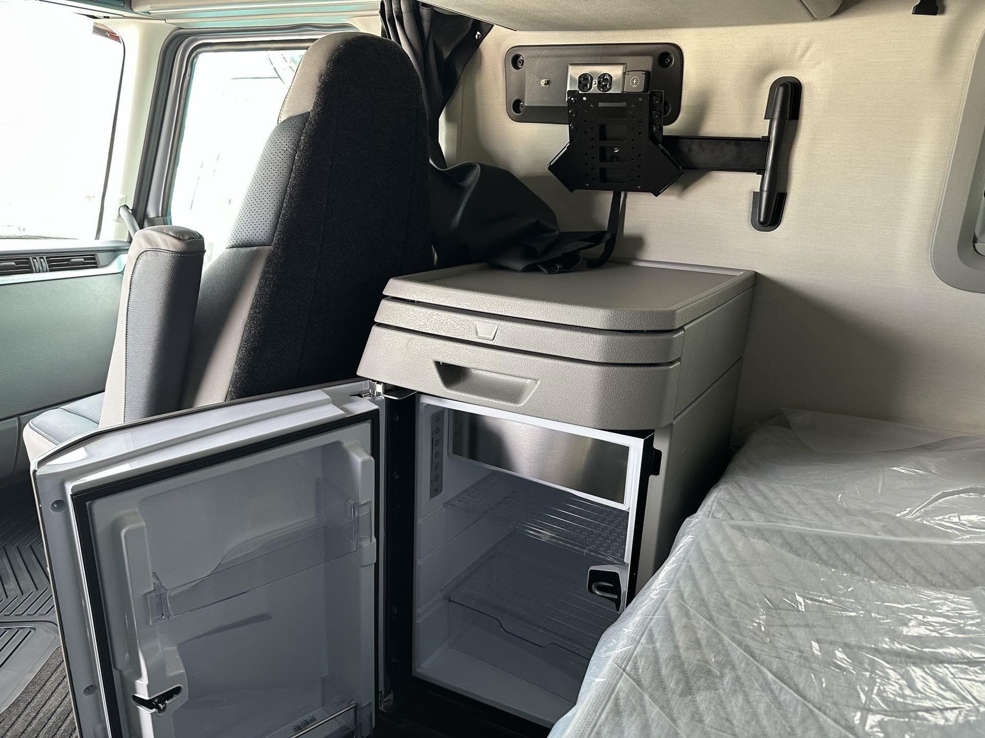 2026 Volvo VNL 860 — photo 14