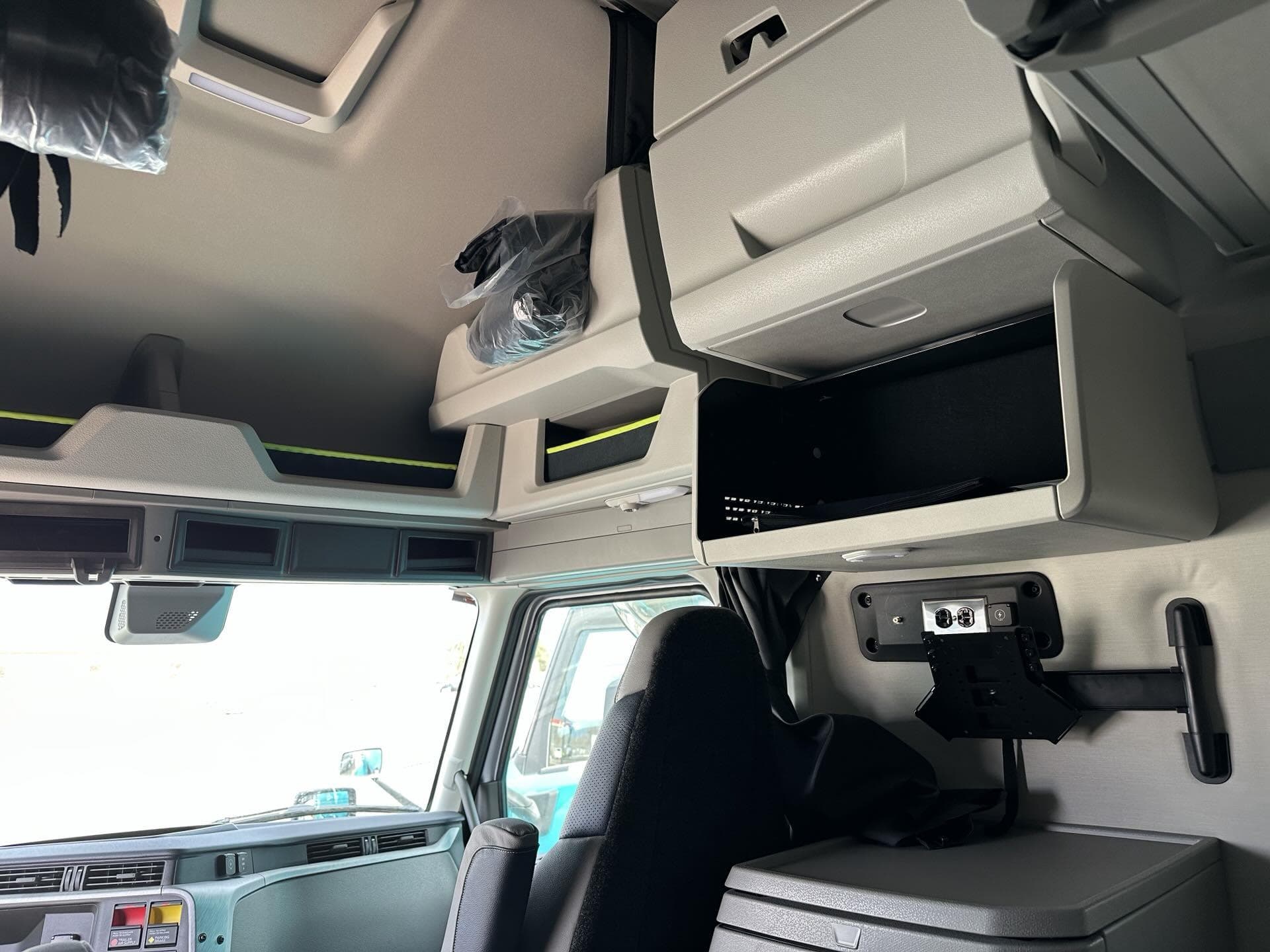 2026 Volvo VNL 860 — photo 12