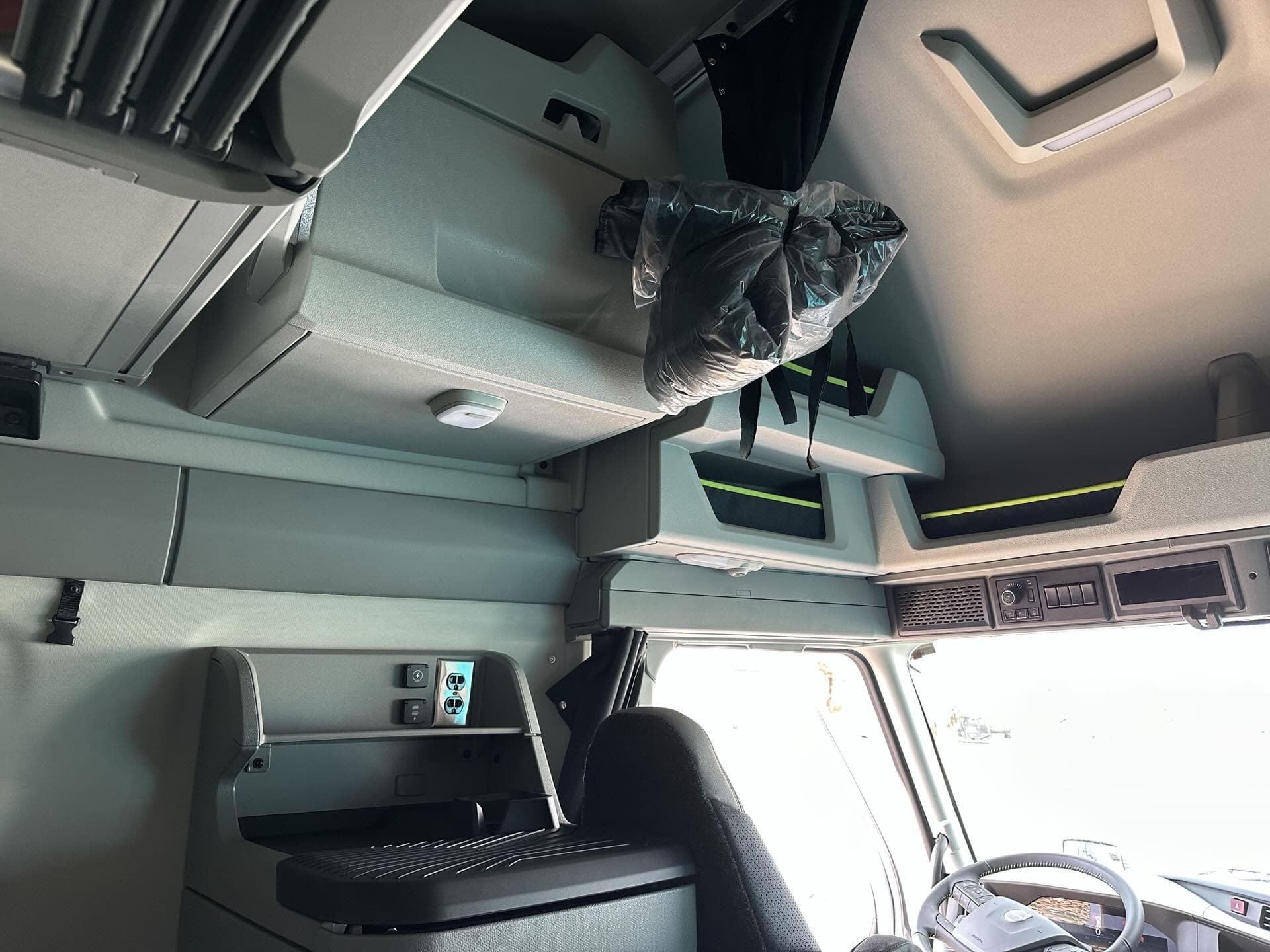 2026 Volvo VNL 860 — photo 13