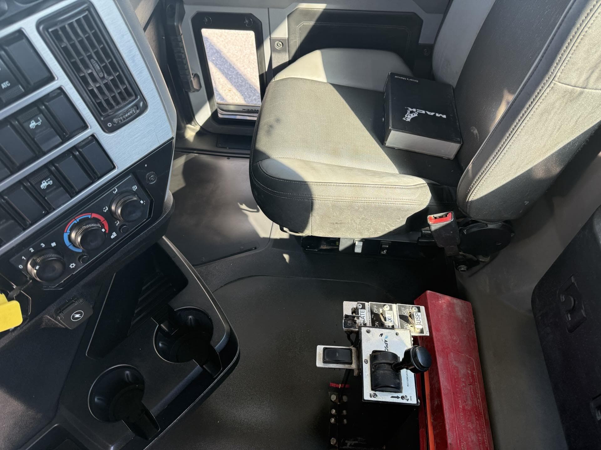 2021 Mack Pinnacle — photo 11