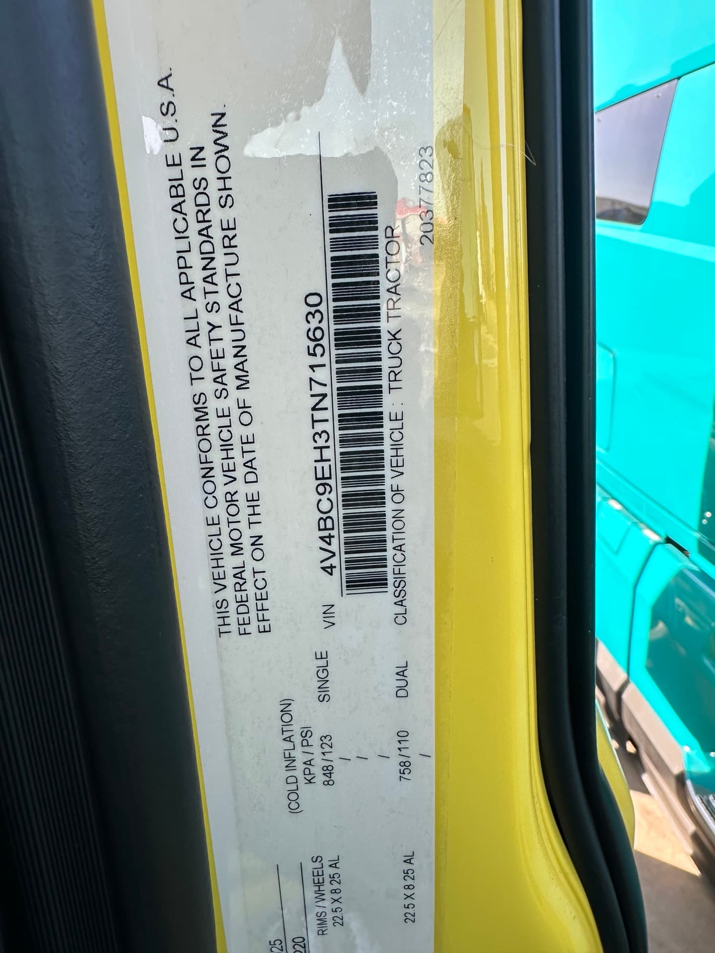 2026 Volvo VNL 860 — photo 8