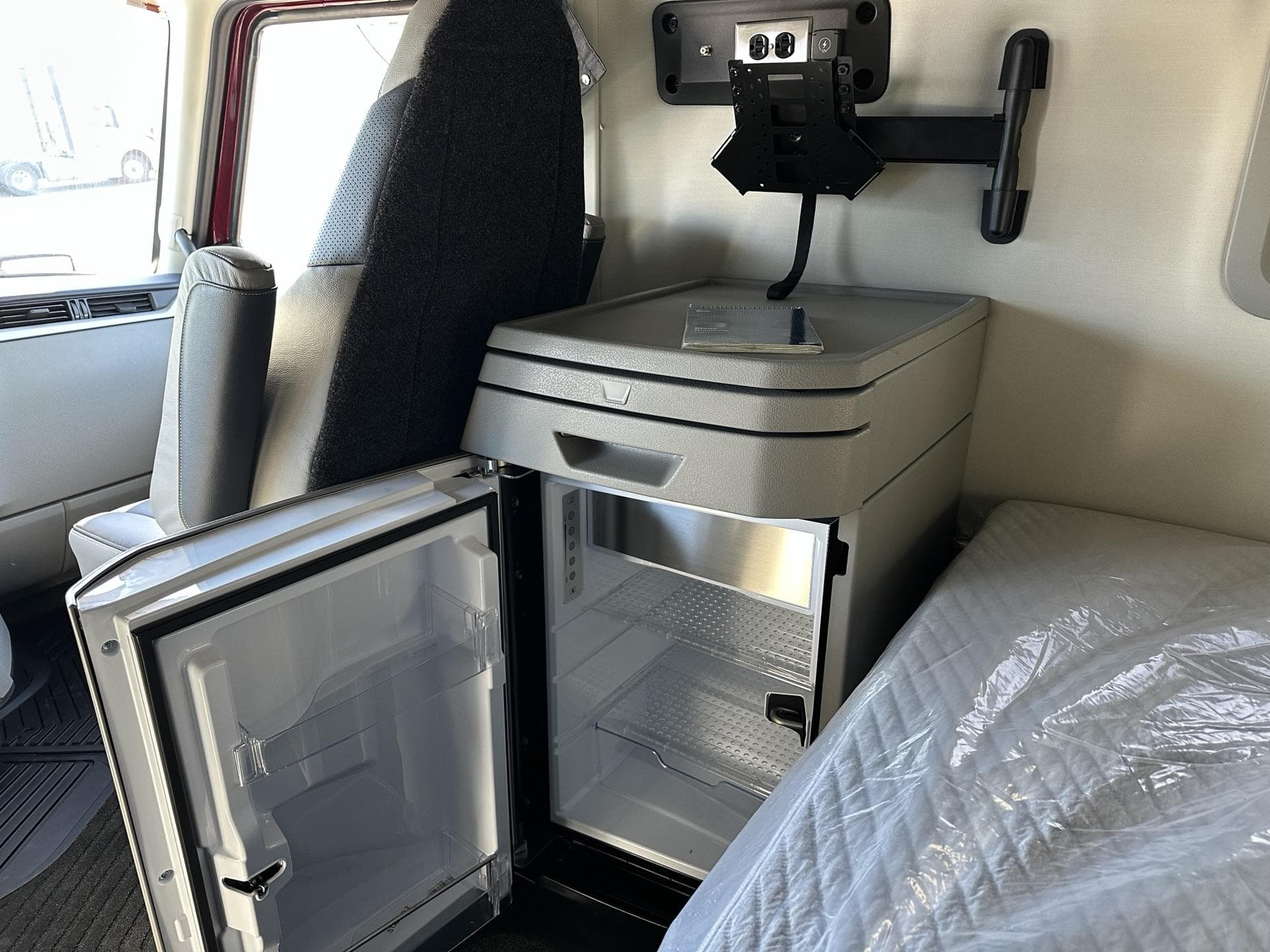 2026 Volvo VNL 860 — photo 9