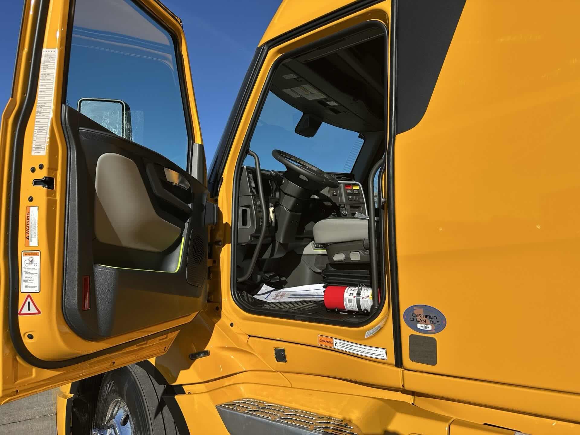 2026 Volvo VNL 860 — photo 7