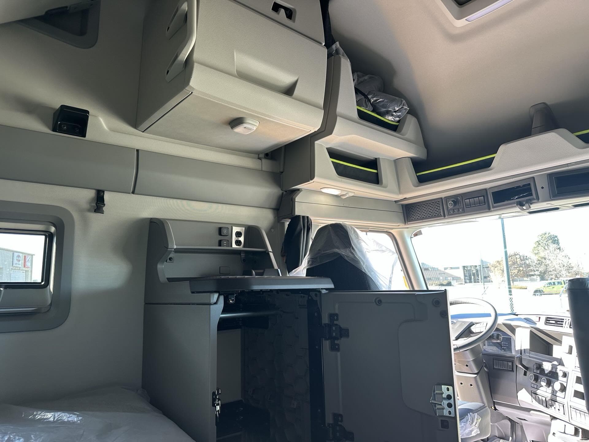 2026 Volvo VNL 860 — photo 8