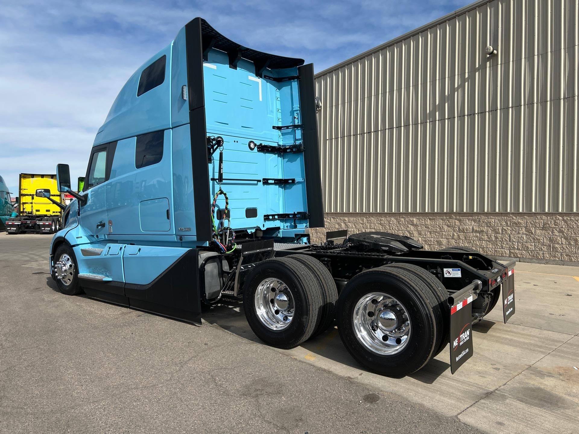 2026 Volvo VNL 860 — photo 3