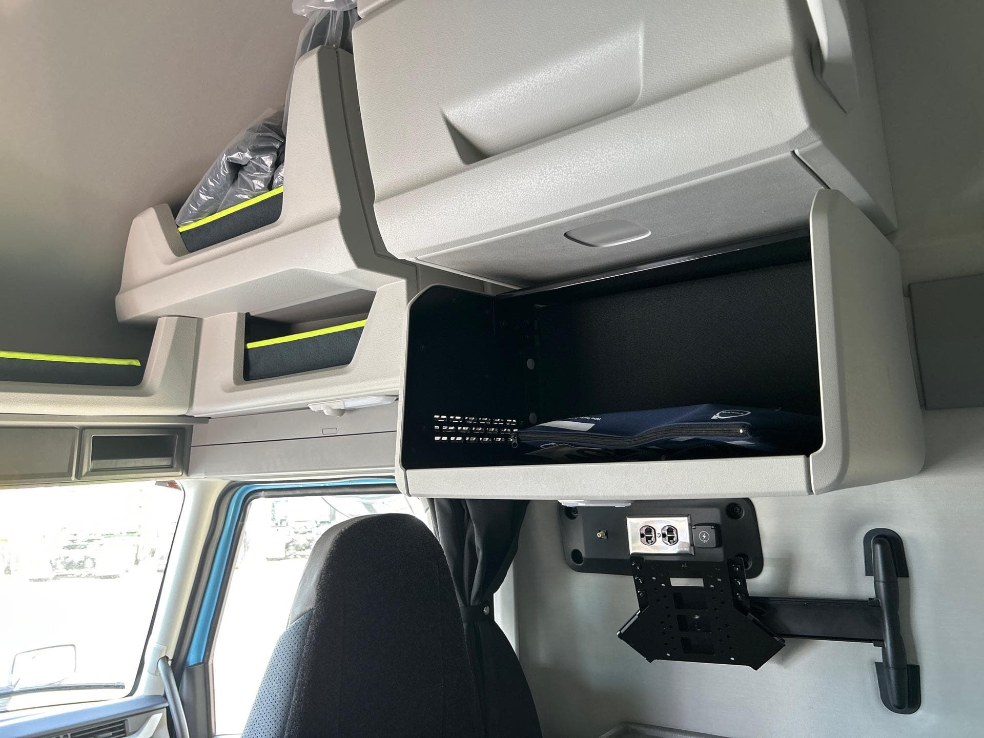 2026 Volvo VNL 860 — photo 12