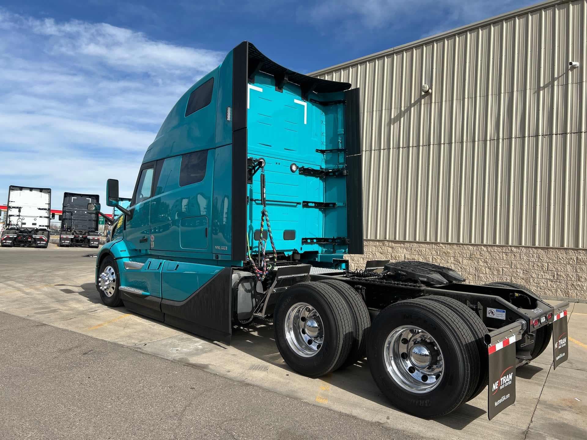 2026 Volvo VNL 860 — photo 3