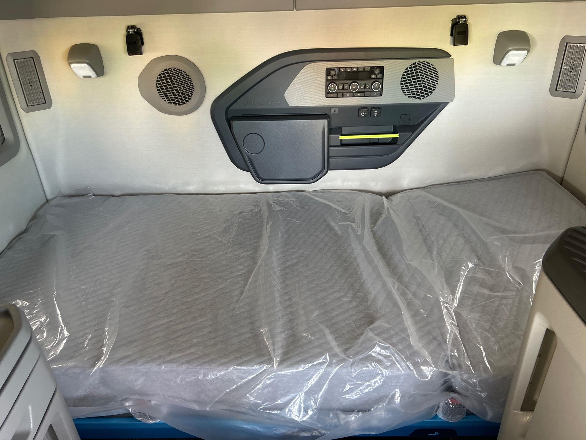2026 Volvo VNL 860 — photo 8