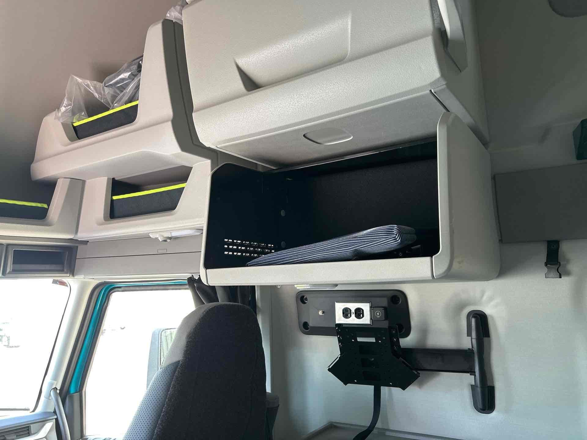 2026 Volvo VNL 860 — photo 11