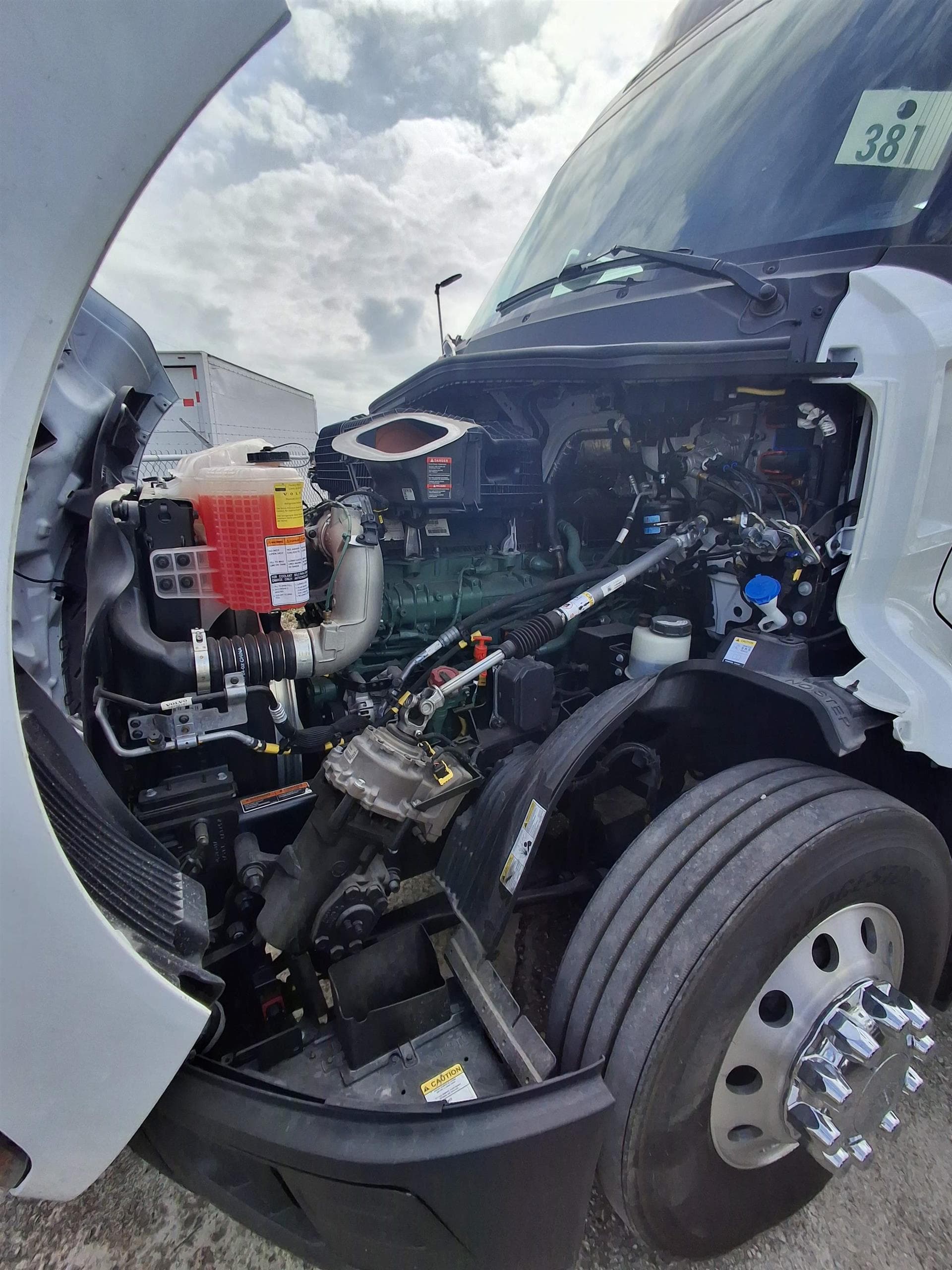 2025 Volvo VNL 300 — photo 3