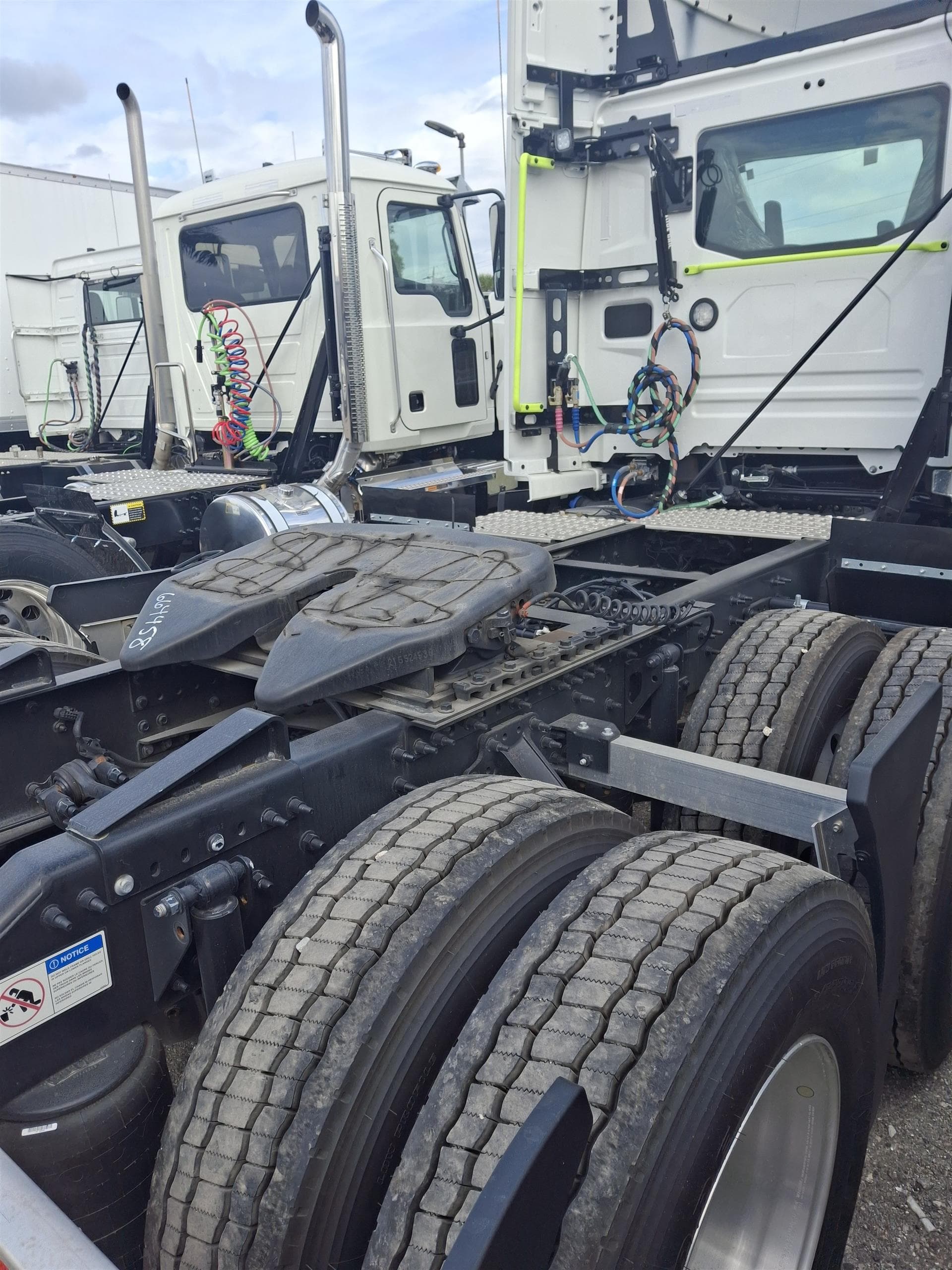 2025 Volvo VNL 300 — photo 5