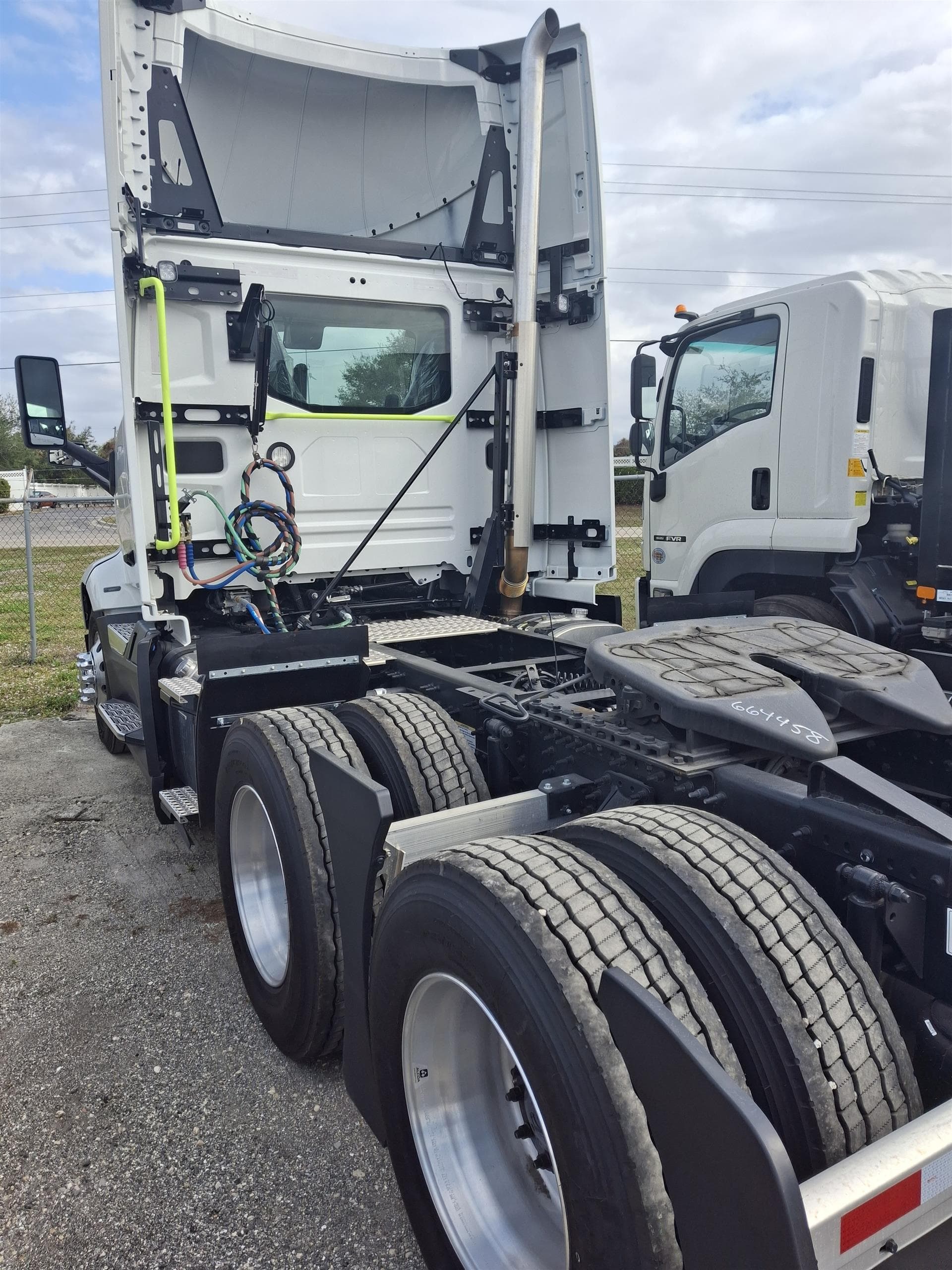 2025 Volvo VNL 300 — photo 6