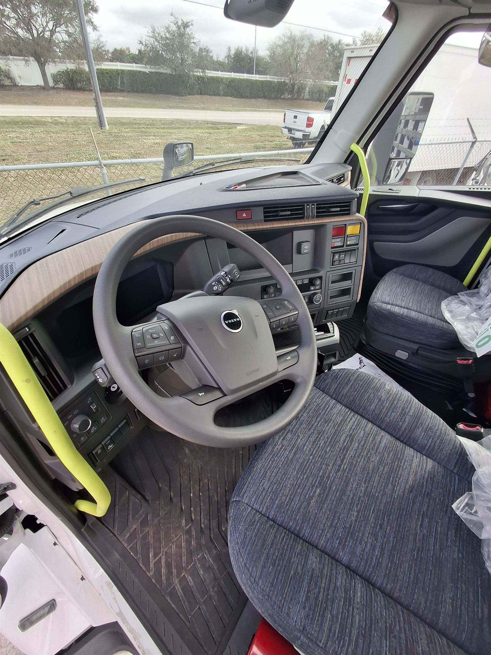 2025 Volvo VNL 300 — photo 7