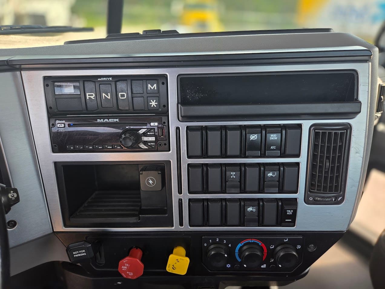 2020 Mack Anthem — photo 10