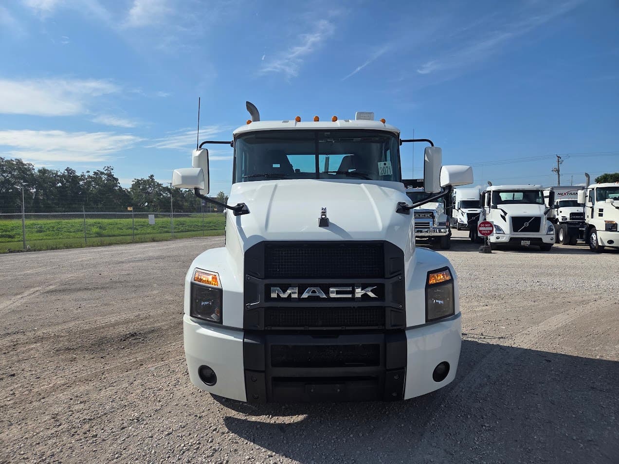 2020 Mack Anthem — photo 2