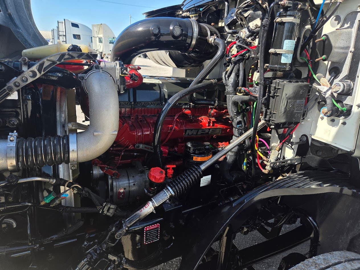 2019 Mack Anthem — photo 14