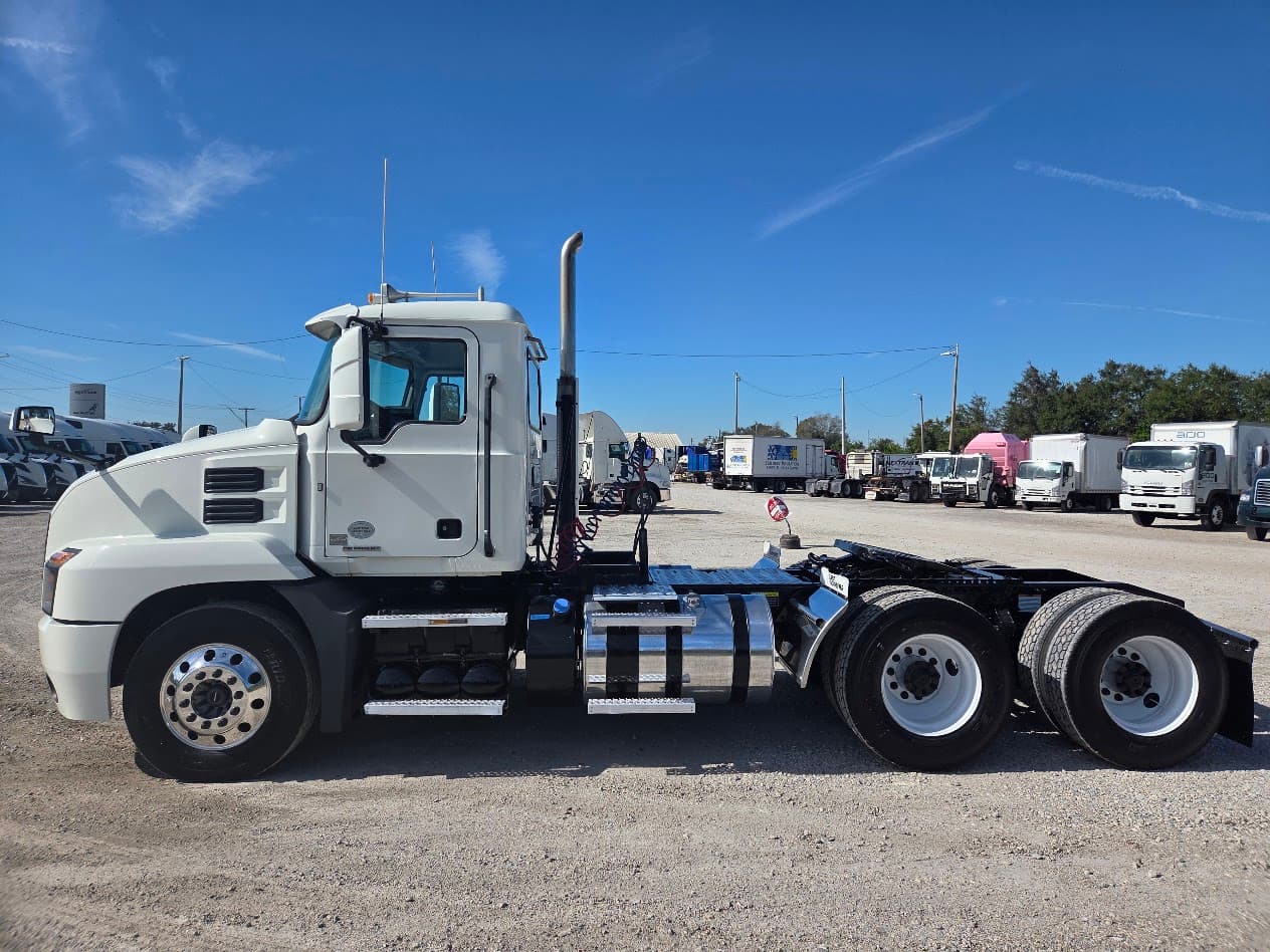 2019 Mack Anthem — photo 4