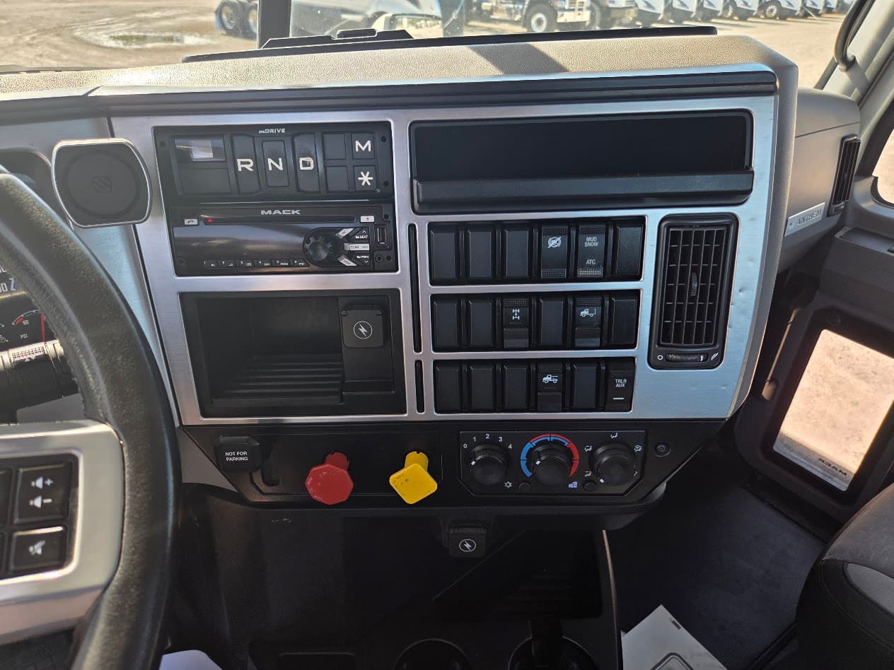 2019 Mack Anthem — photo 11