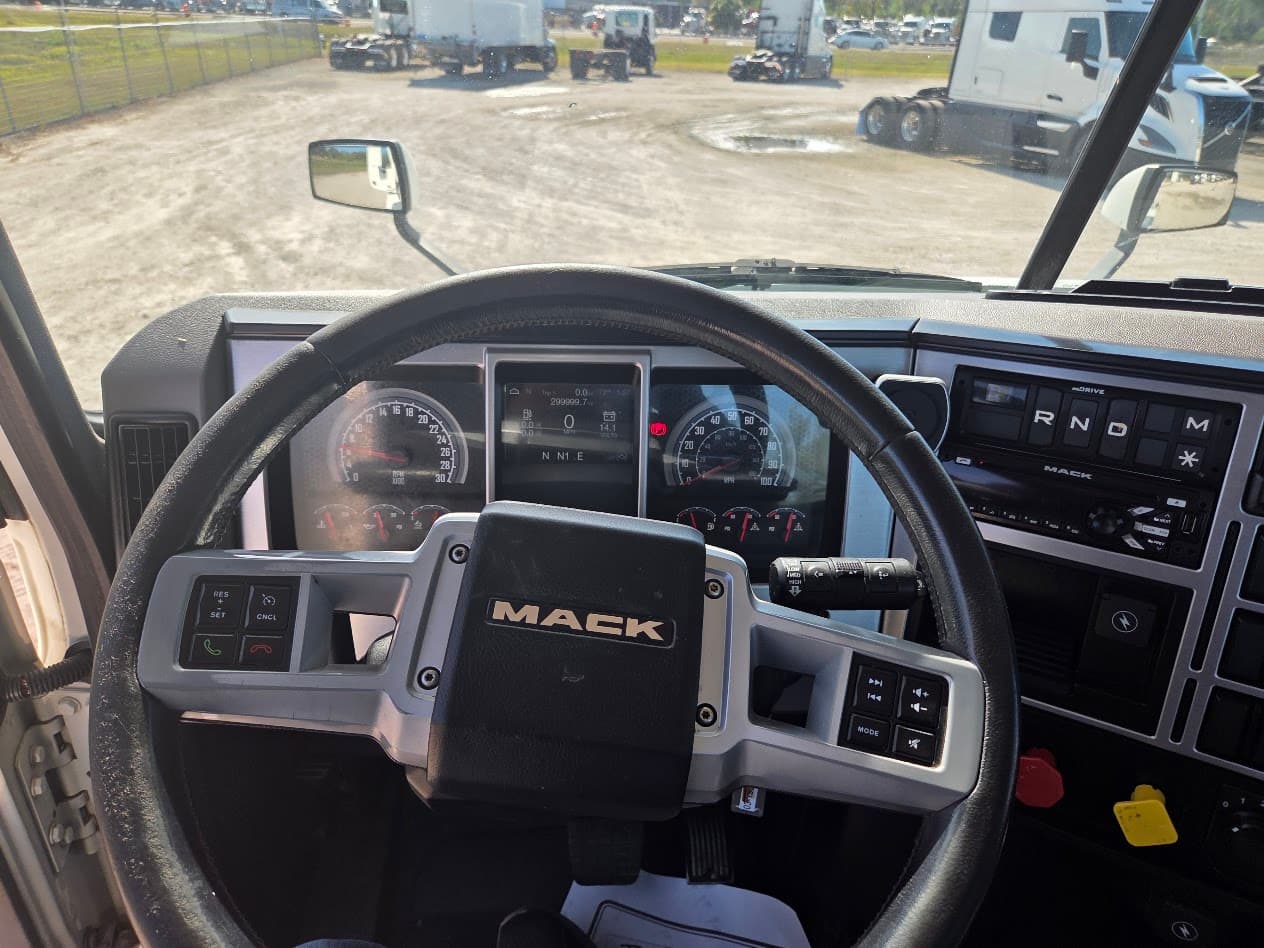 2019 Mack Anthem — photo 10