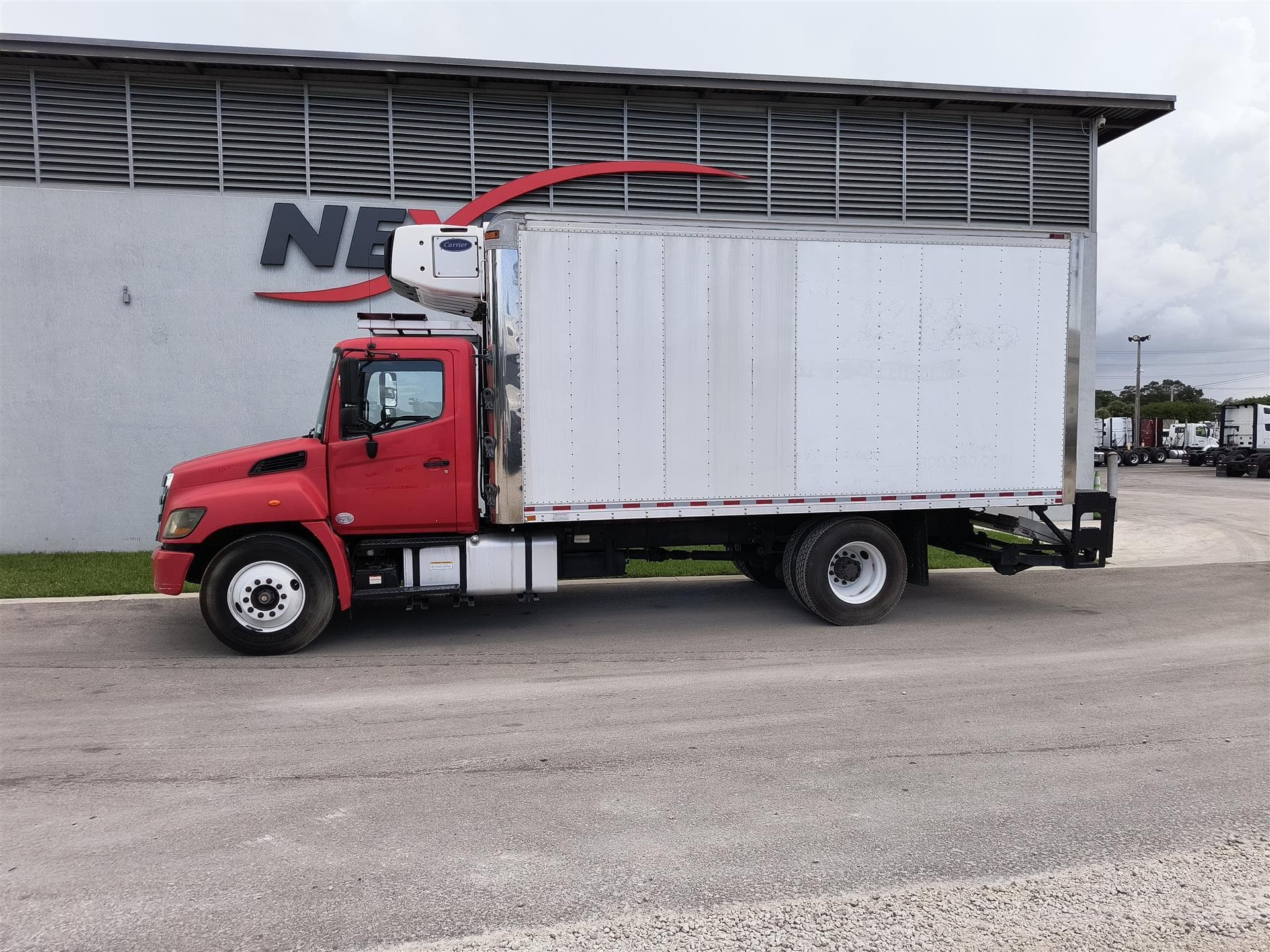 2017 Hino 268 — photo 4