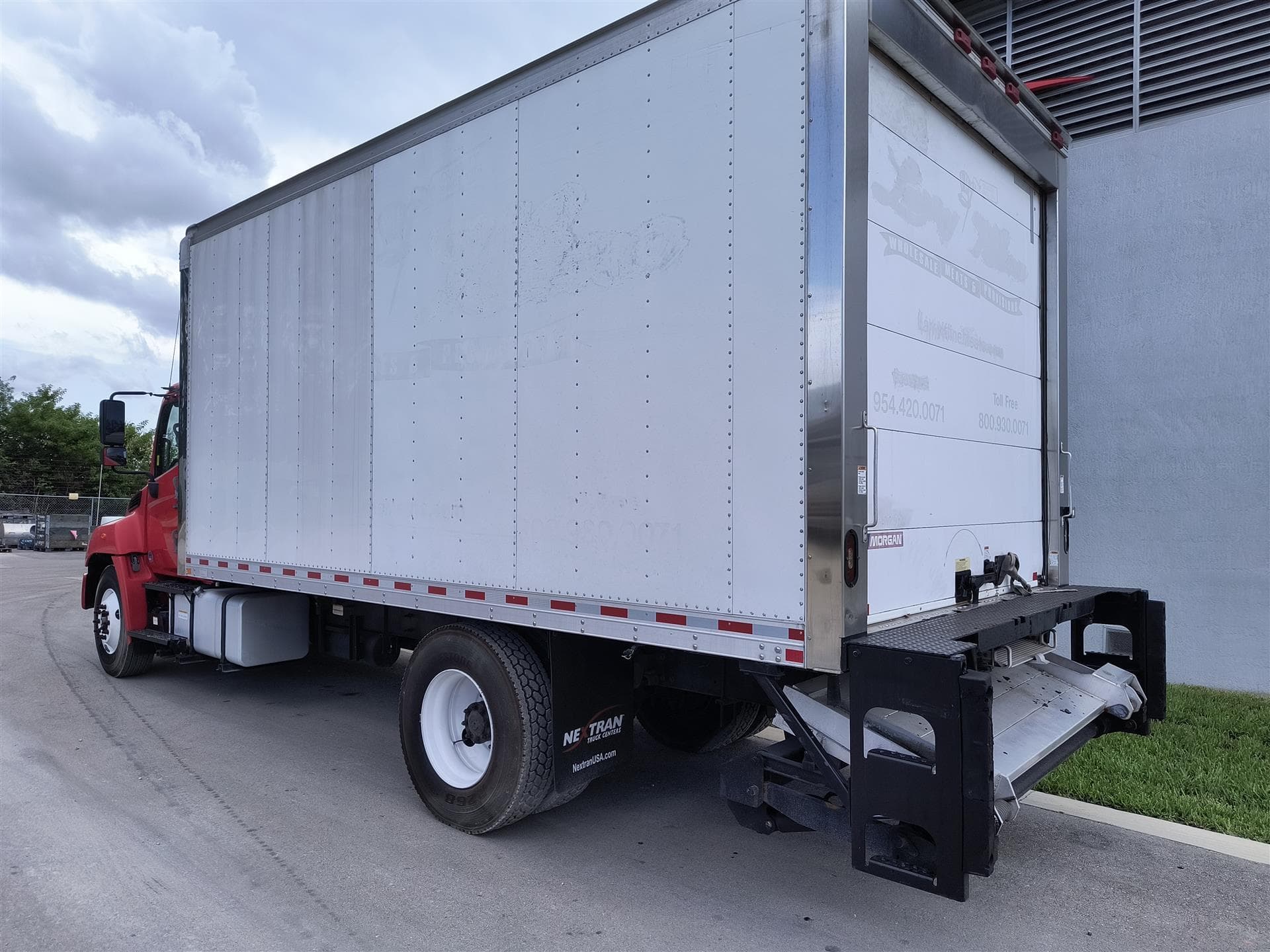 2017 Hino 268 — photo 7