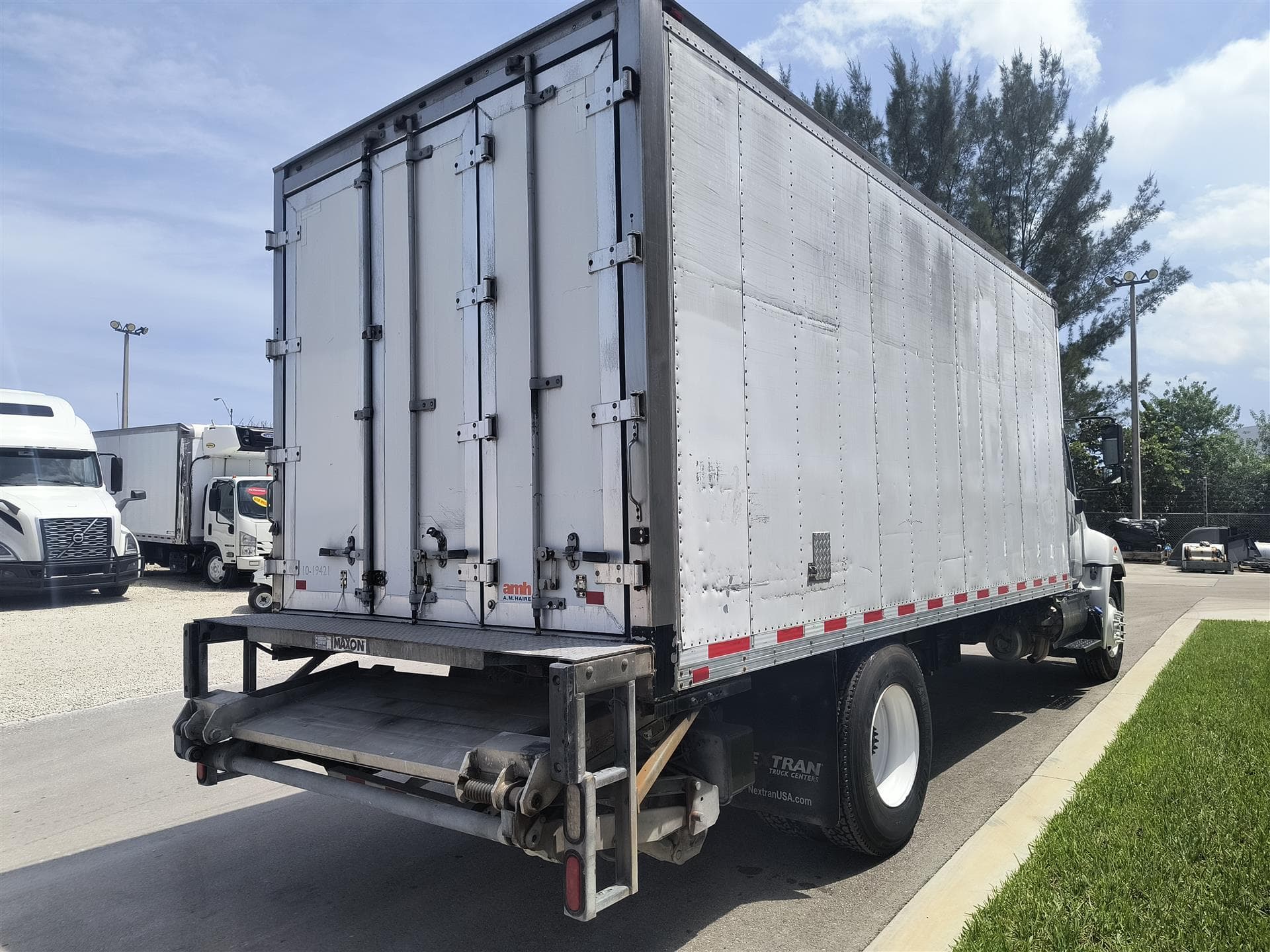 2019 Hino 268 — photo 7