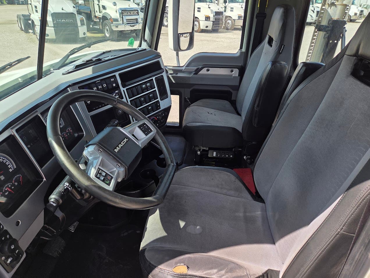 2020 Mack Anthem — photo 9