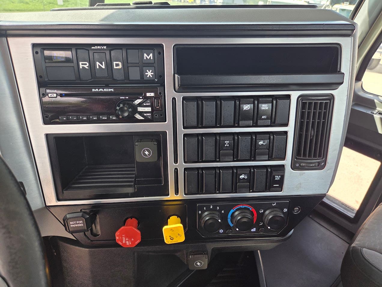 2020 Mack Anthem — photo 11