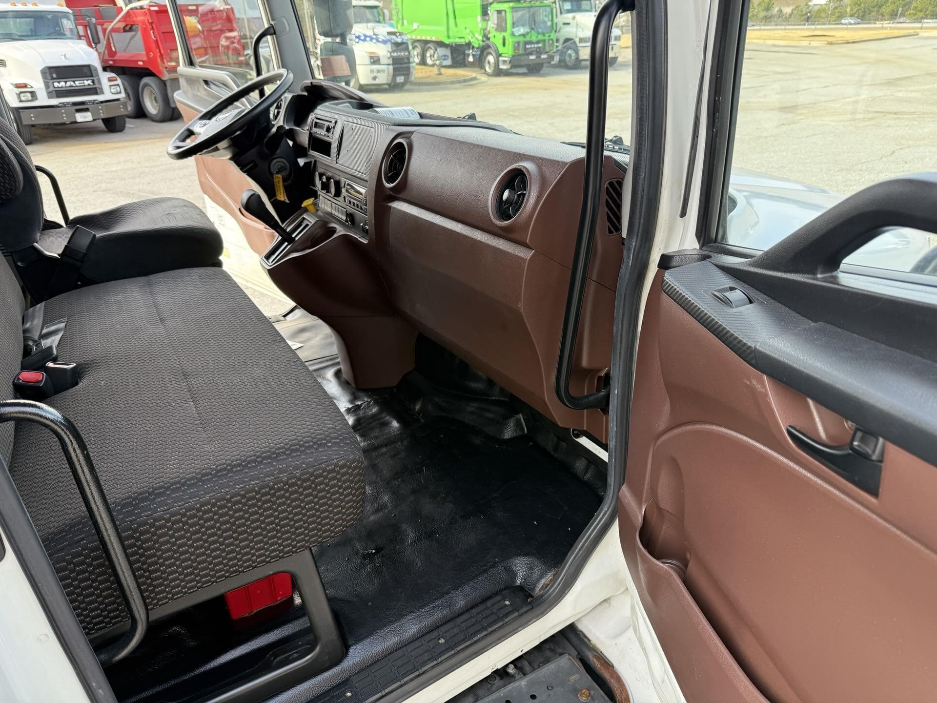 2021 Hino 268 — photo 13