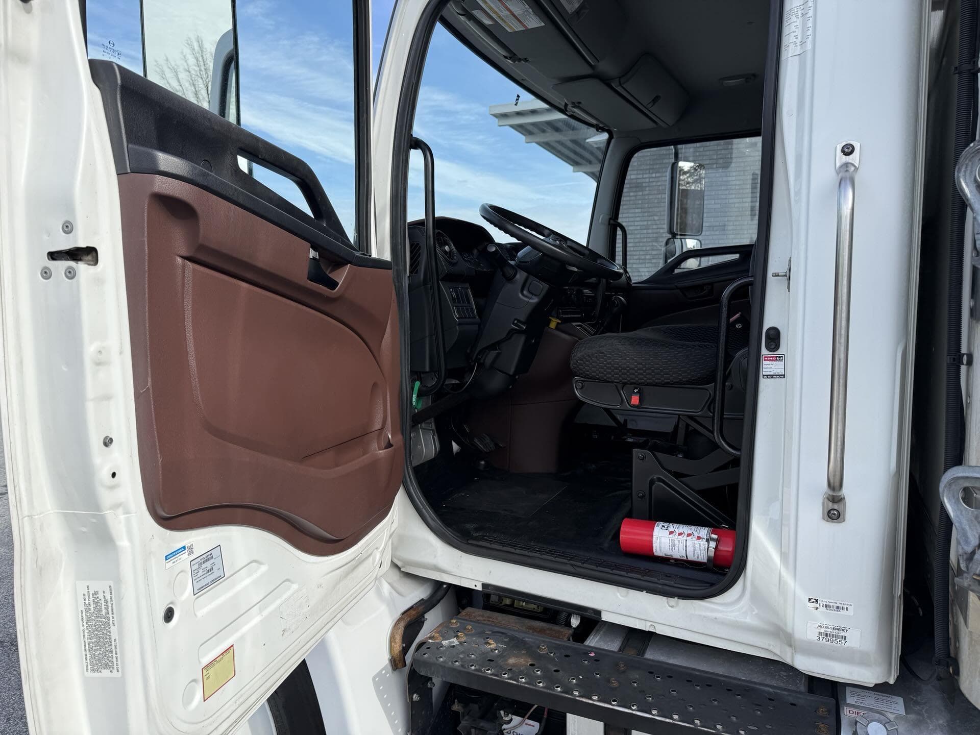 2021 Hino 268 — photo 12